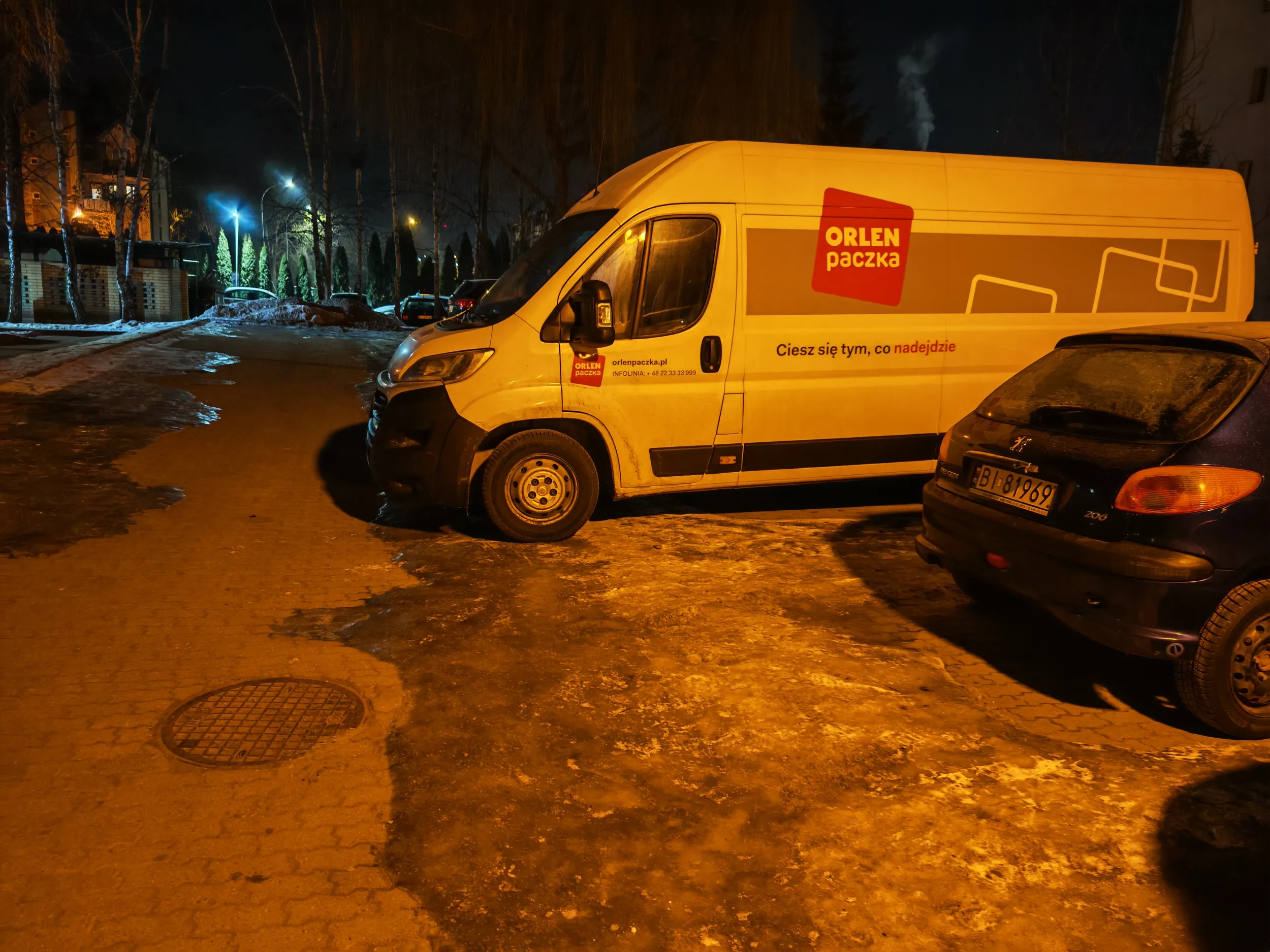 Przez takich dupków aż szlaban chce się montować! Czyżby potężny Orlen nie miał własnego parkingu??? To parking pod blokiem, dla osobowych pojazdów a nie długich dostawczaków!