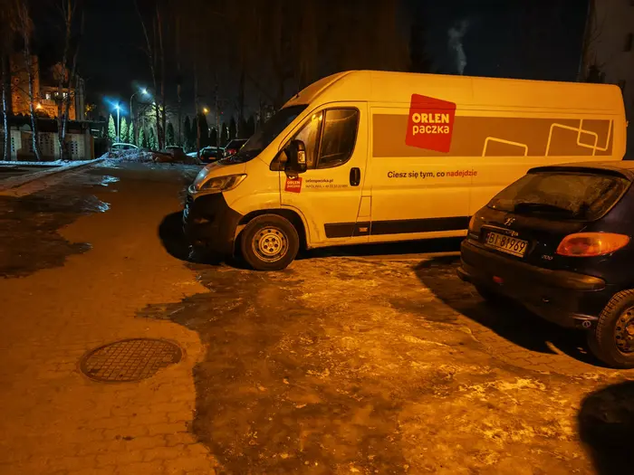 Przez takich dupków aż szlaban chce się montować! Czyżby potężny Orlen nie miał własnego parkingu??? To parking pod blokiem, dla osobowych pojazdów a nie długich dostawczaków!