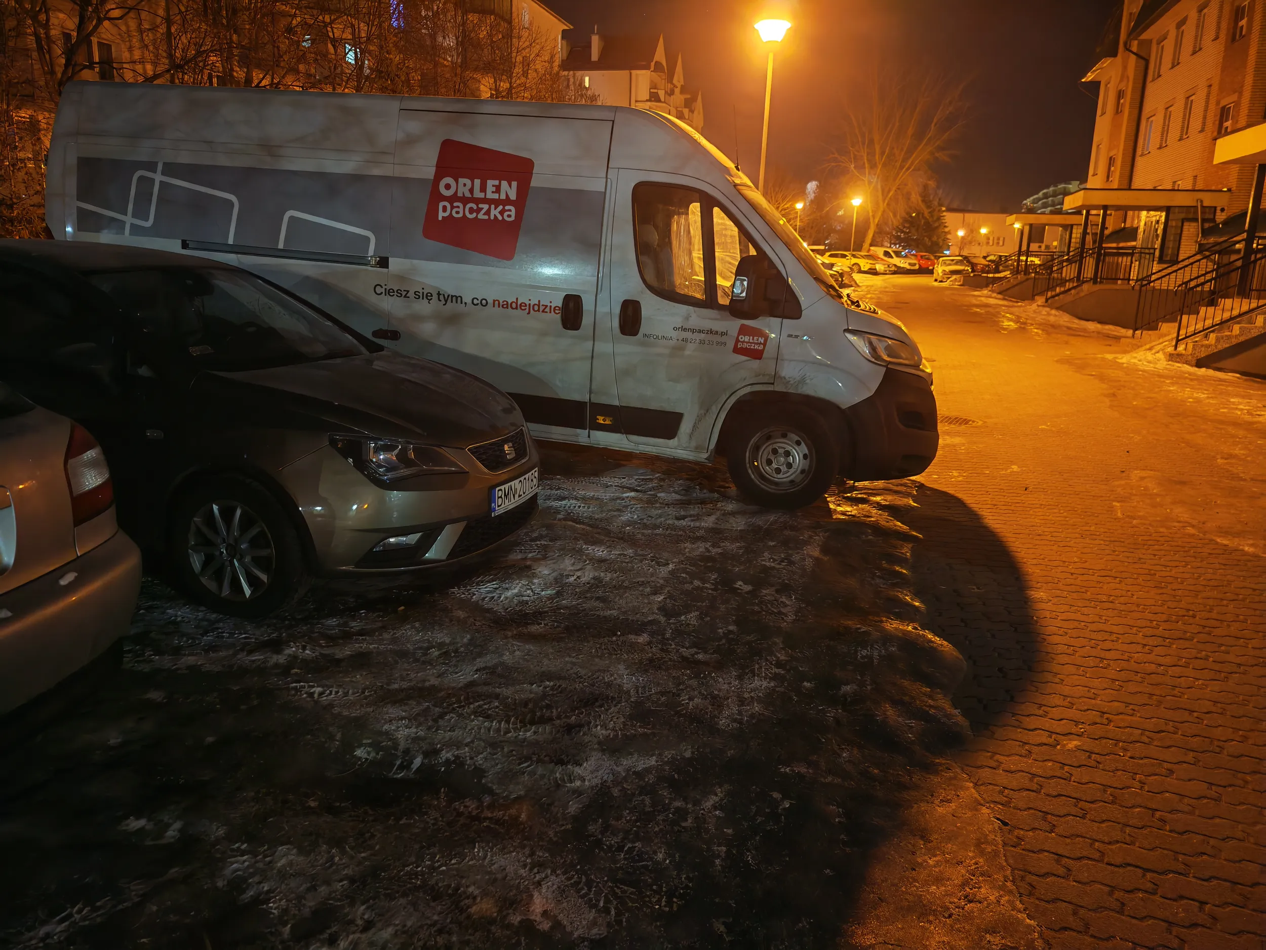 Przez takich dupków aż szlaban chce się montować! Czyżby potężny Orlen nie miał własnego parkingu??? To parking pod blokiem, dla osobowych pojazdów a nie długich dostawczaków!