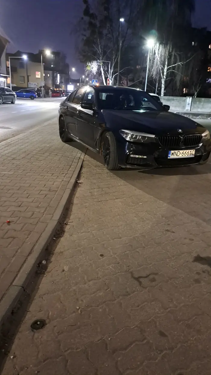 Przyjechała wieś i zostawia śmietnik na chodniku