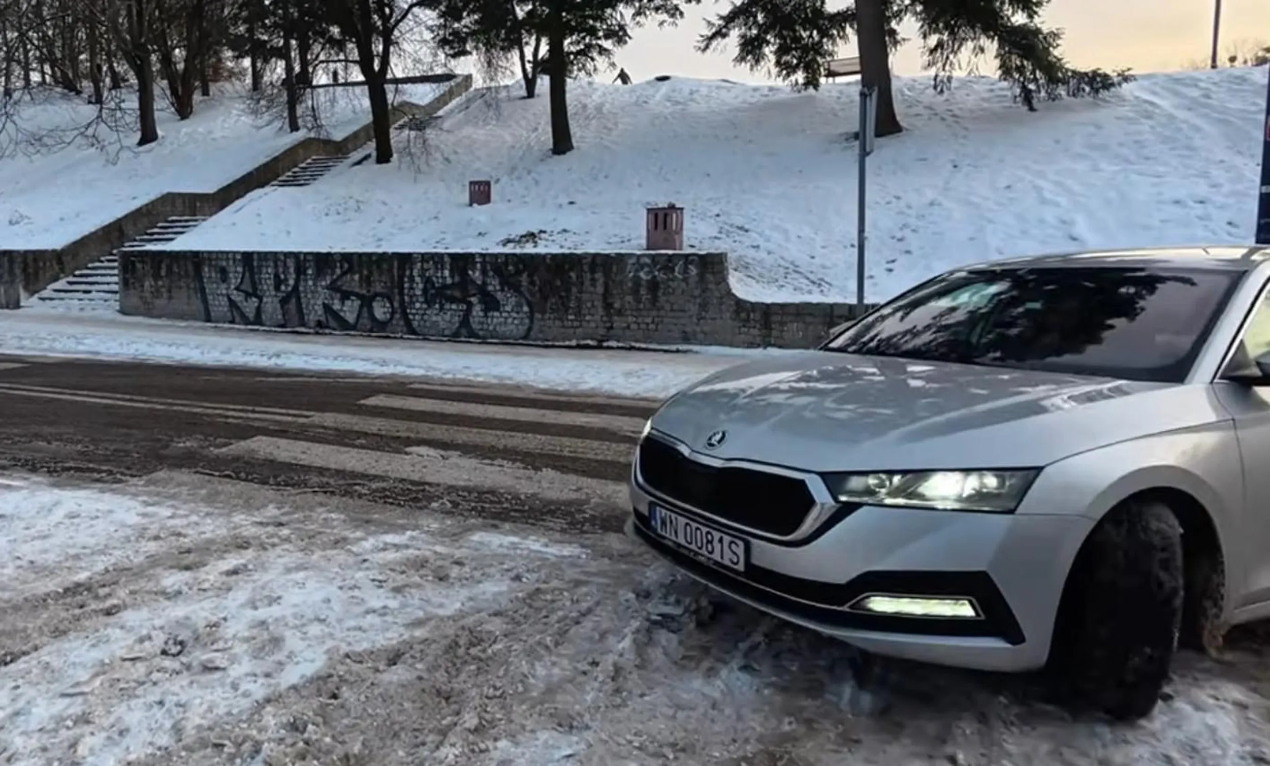 głąb dosłownie wjeżdża w pieszego na chodniku