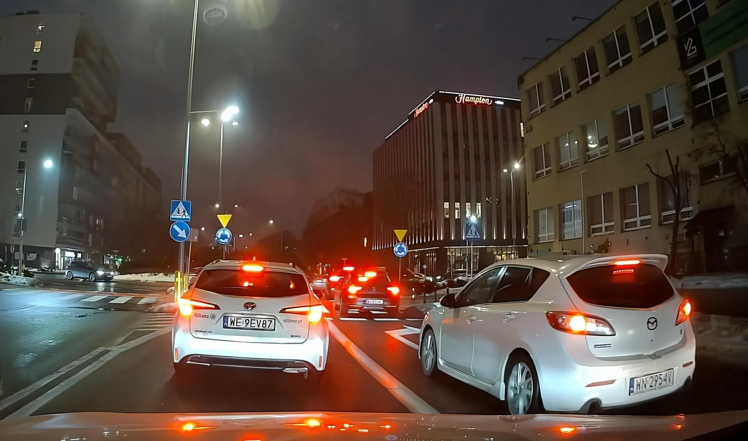 Młody człowiek który wygrał w czipsach prawo jazdy. Wymusza pierwszeństwo i nie ma pojęcia jak jeździ się po rondzie