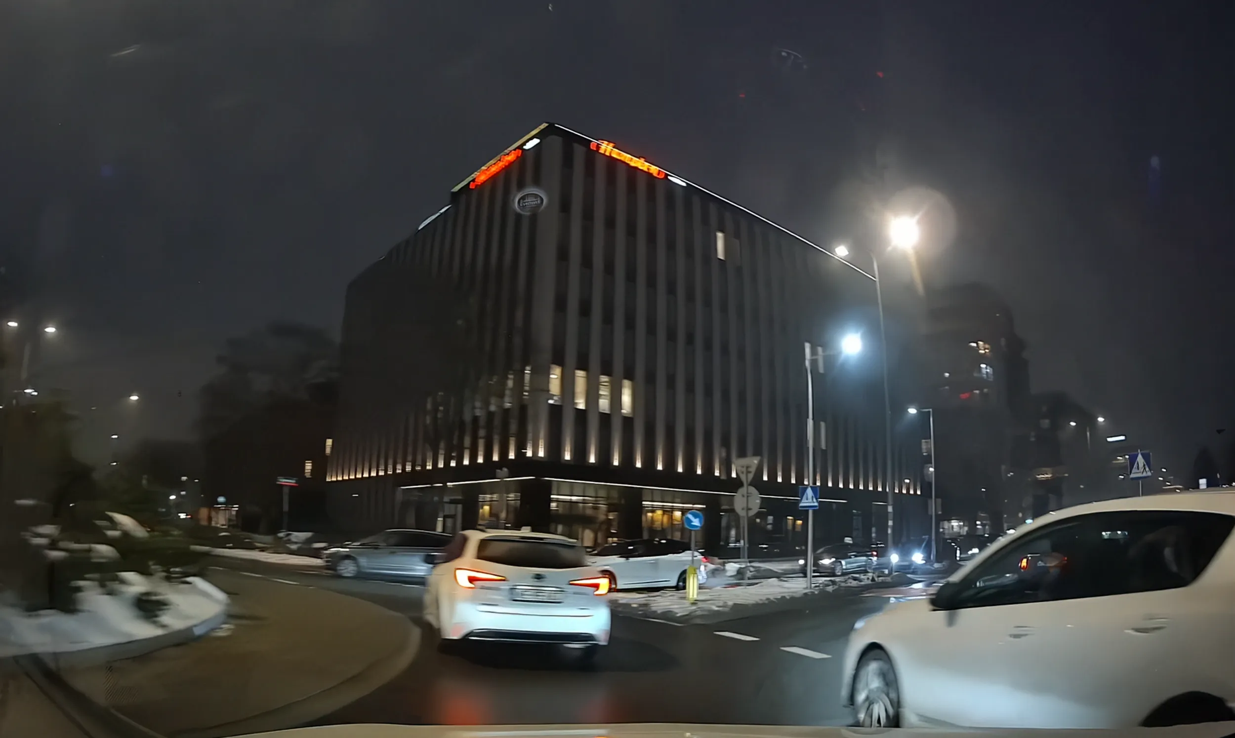 Młody człowiek który wygrał w czipsach prawo jazdy. Wymusza pierwszeństwo i nie ma pojęcia jak jeździ się po rondzie