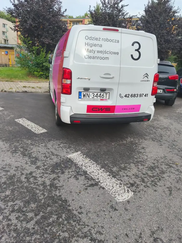 Gruba baba robi za szeryfa parkingowego i spuszcza powietrze z kół jak ktoś zajmie to miejsce