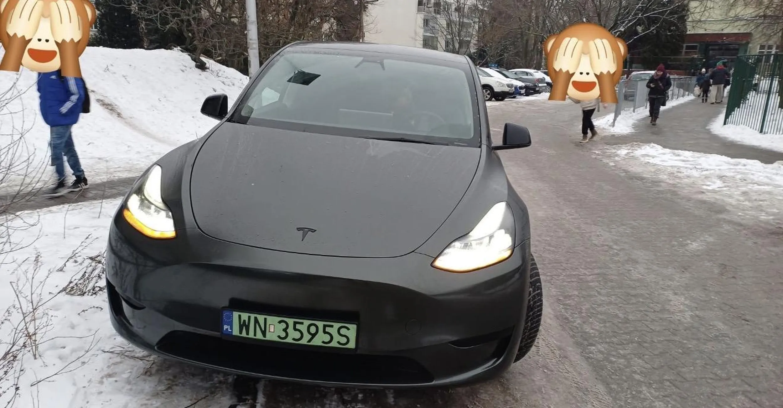 gosciu blokuje chodnik i oferuje doroslym chlopom darmowe struganie kolby.