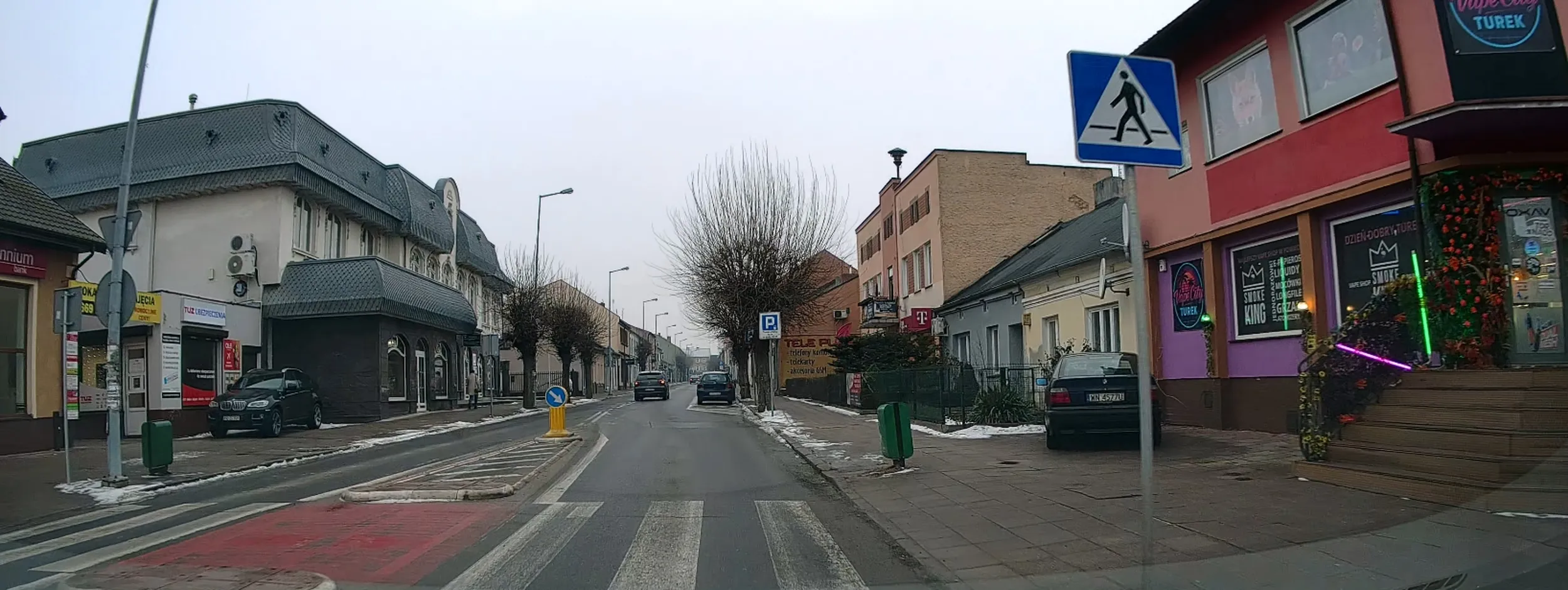 co to za kierowca który jeździ po przejściu dla pieszych - człowieku zdaj prawko bo stanowisz zagrożenie dla ludzi!!!