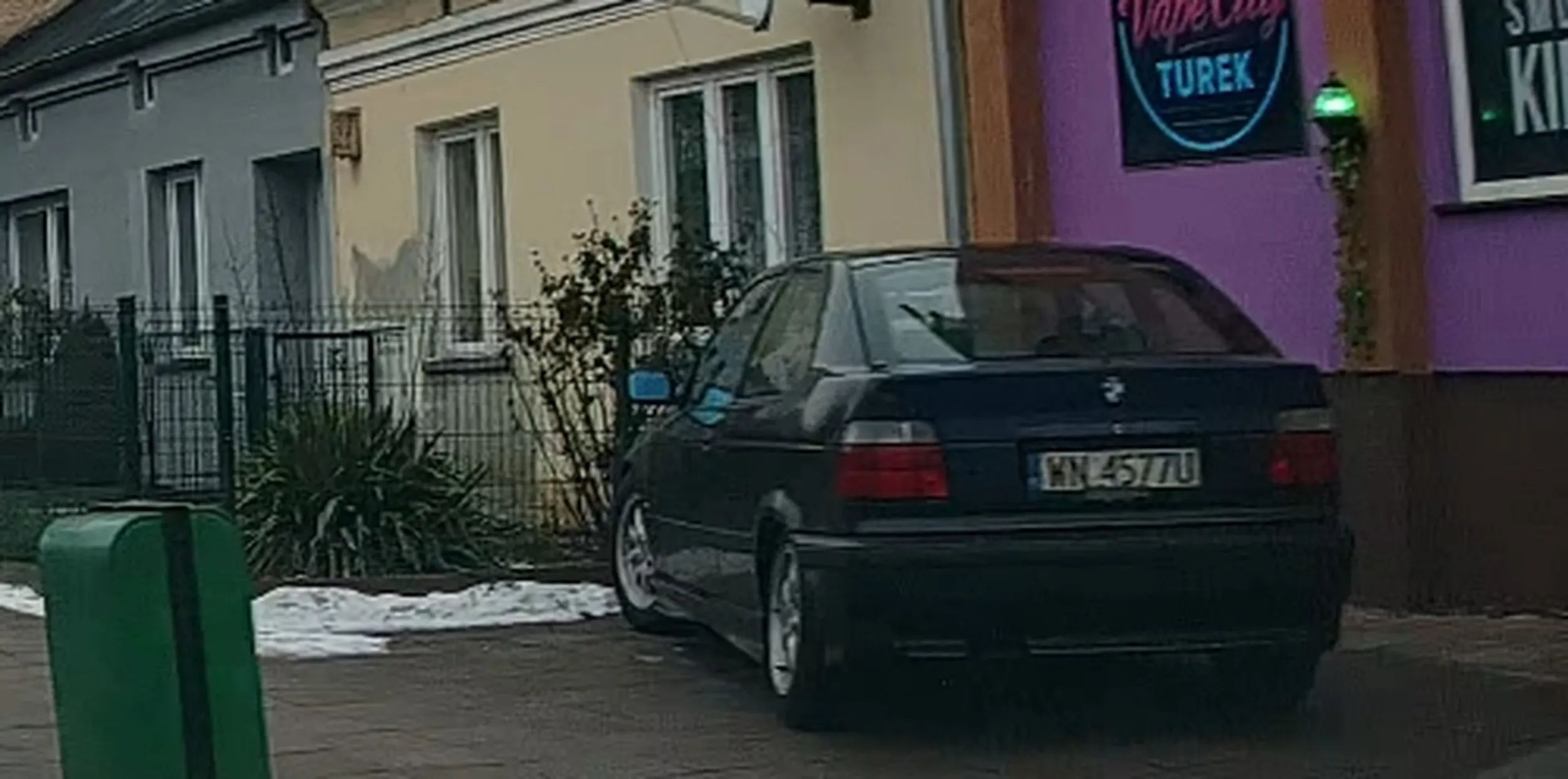 co to za kierowca który jeździ po przejściu dla pieszych - człowieku zdaj prawko bo stanowisz zagrożenie dla ludzi!!!