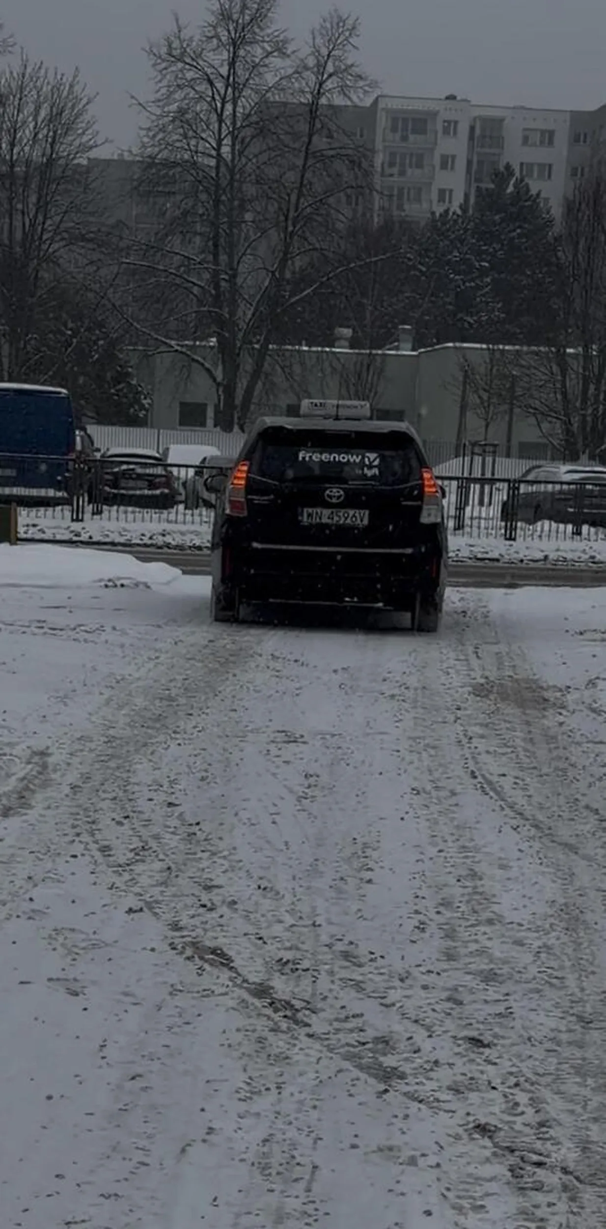 Oleh, kierowca bolta. Widział że idę gdy nagrodę zawrócił i uciekł mimo że biegłam i krzyczałam do niego