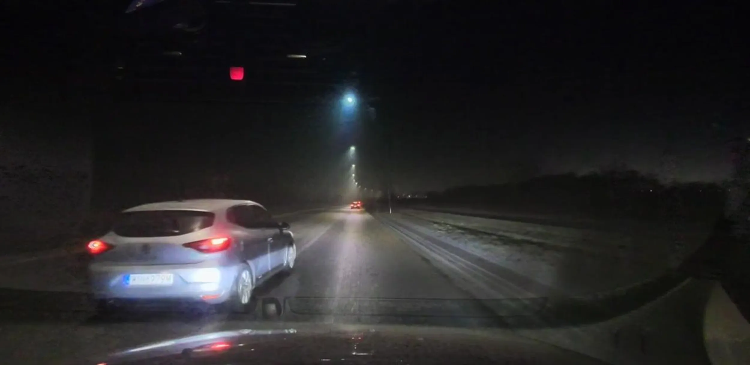 Agresywny i niebezpieczny na drodze. Gdy jechałem za nim najpierw bez powodu świecił światłami długimi na rondzie probując oślepić taksówkarza jadącego jednym z pasów ruchu. Następnie kawałek dalej, gdy go wyprzedziłem zrobił to samo w stosunku do mnie podjeżdżając mi pod sam zderzak. Następnie wykonał manewr wyprzedzania na części jezdni o poziomym oznaczeniu P-21, kończąc manewr na linii ciągłej.