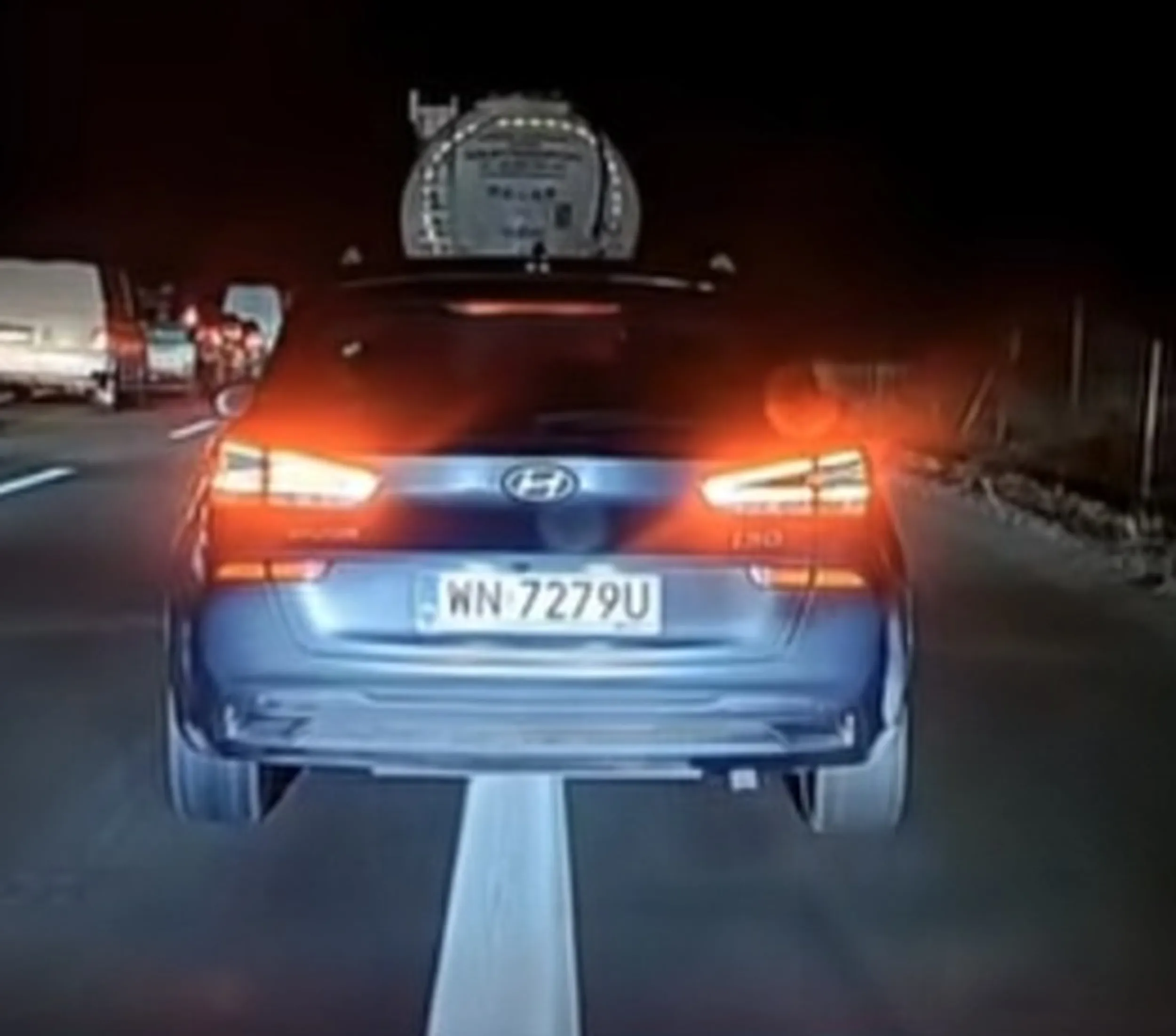 Palant blokuje autostradę jeżdżąc po ciągłej linii.