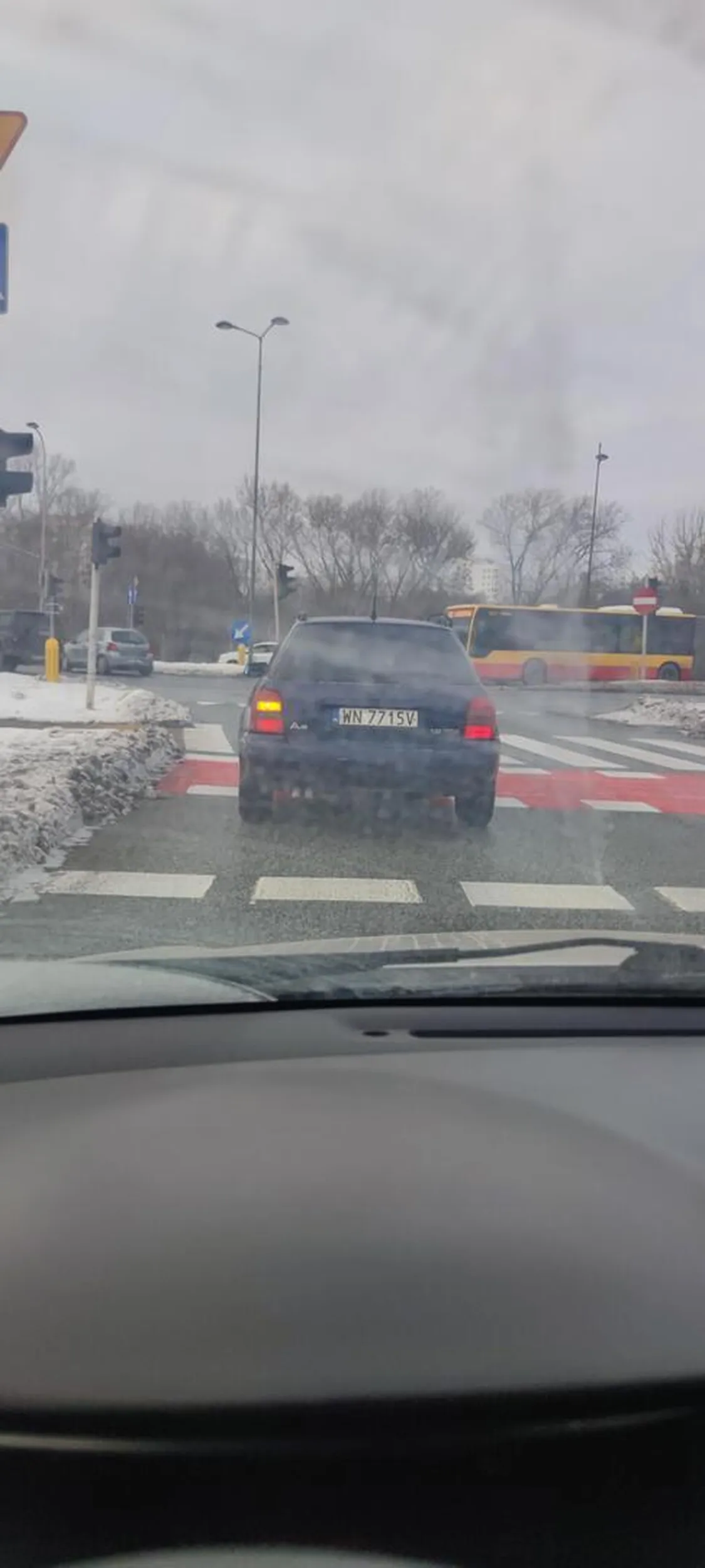 Zgłoszenie agresywnego zachowania kierowcy Dzień dobry, Niniejszym przesyłam zgłoszenie dotyczące użycia nieprzyzwoitych gestów oraz agresji drogowej. ​Data zdarzenia: [16.01.2026] ​Godzina: [13.45] ​Miejsce: [Warszawa ​Opis: Kierowca powyższego pojazdu wykonał w moim kierunku dwukrotnie obraźliwy gest (środkowy palec), co zostało zarejestrowane przez moją kamerę.