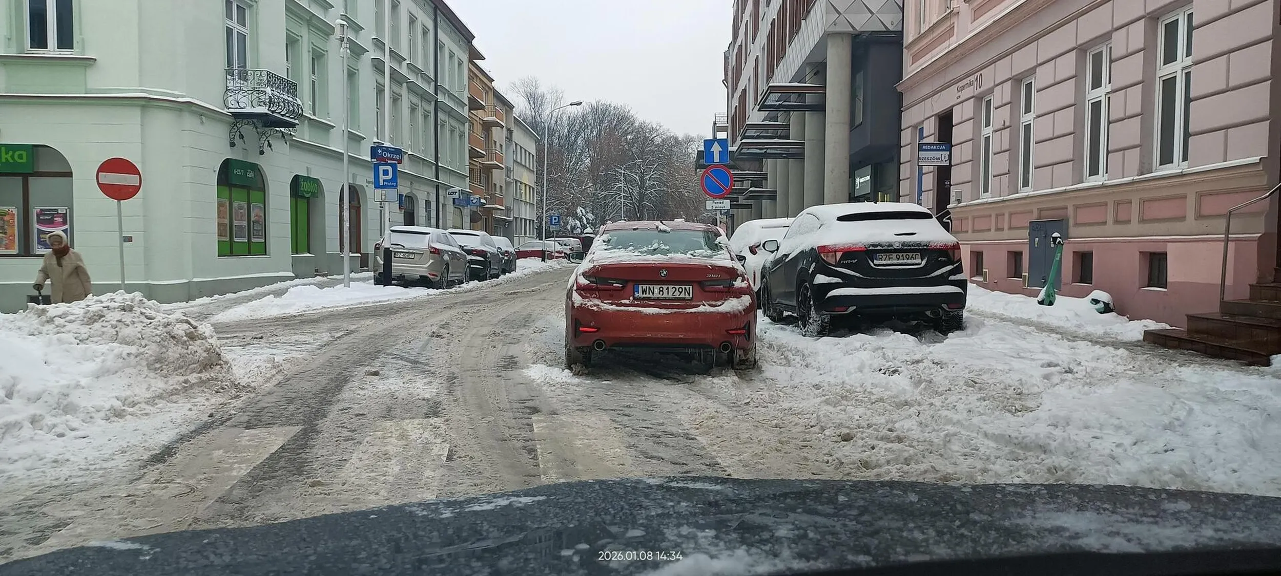 Kretyn zaparkował na skrzyżowaniu.