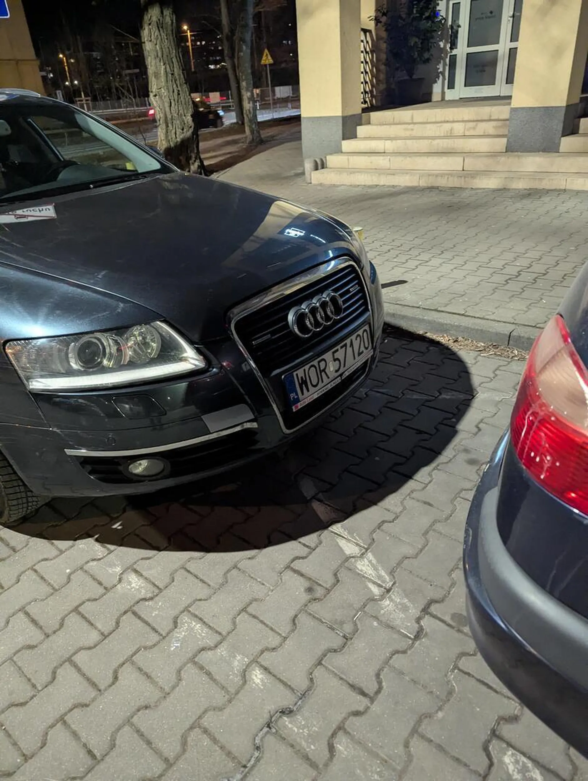 Parkuje na drodze ewakuacyjnej z osiedla, na kopercie