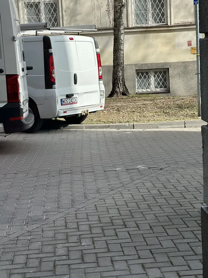 Parkuje na zakazie i na trawniku