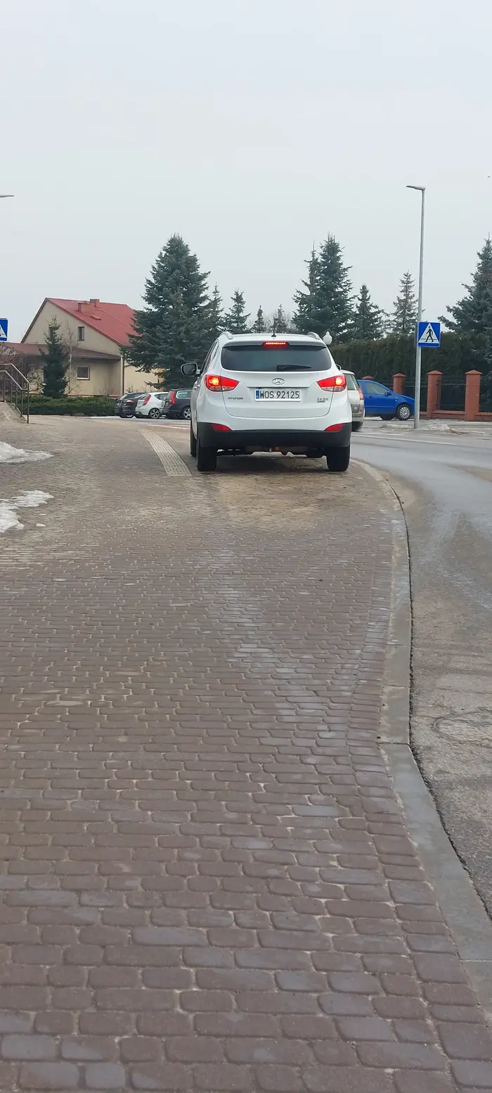 Parkowanie na chodniku całym autem