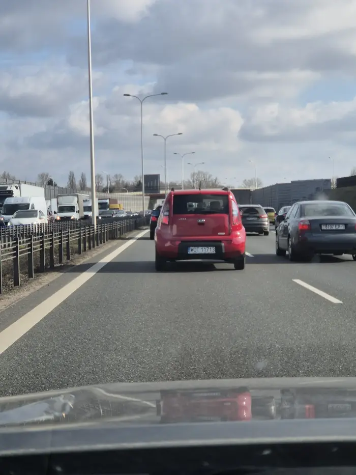 Głupi babsztyl zajeżdża drogę doprowadzając prawie do kolizji