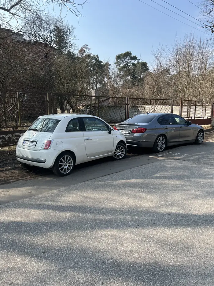 Powszechnie znany na Słowackiego 4/10 mistrz kierownicy. Parkuje jak rasowy kierowca BMW zaznaczając swoją dominację na drodze (i chodniku). WORD w Garwolinie byłby dumny z takich adeptów za kółkiem. Szkoda, że nie dało się zaparkować bliżej. Sugeruję jeszcze raz odbyć kurs na prawo jazdy.