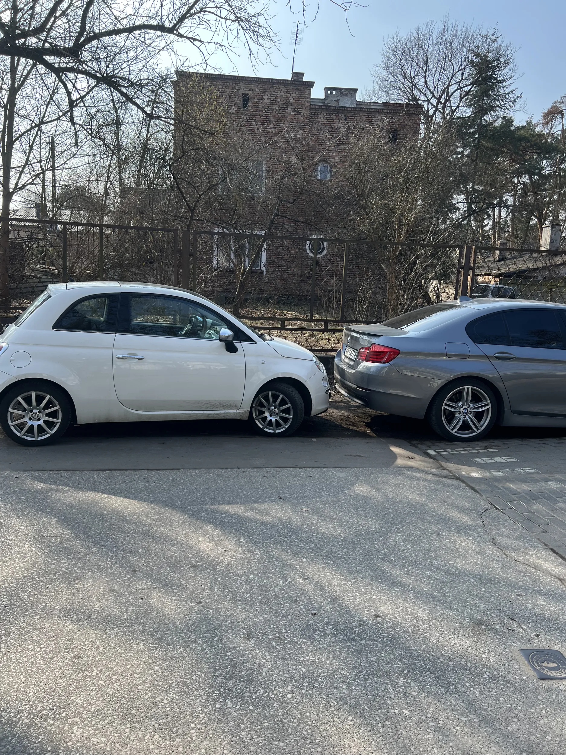 Powszechnie znany na Słowackiego 4/10 mistrz kierownicy. Parkuje jak rasowy kierowca BMW zaznaczając swoją dominację na drodze (i chodniku). WORD w Garwolinie byłby dumny z takich adeptów za kółkiem. Szkoda, że nie dało się zaparkować bliżej. Sugeruję jeszcze raz odbyć kurs na prawo jazdy.