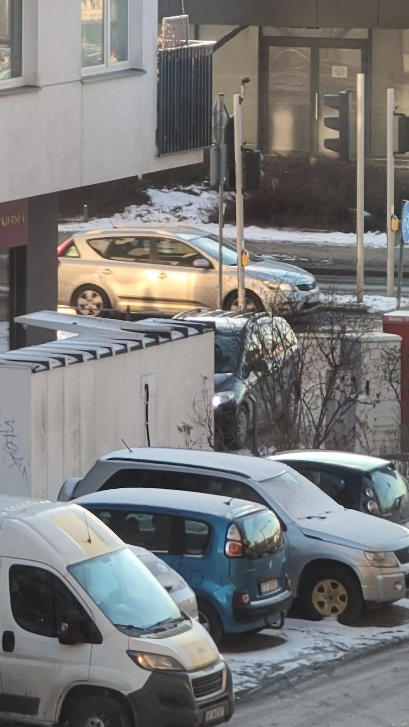 Pan wjechał po przejściu zaparkował na środku chodnika po paru minutach wyjechał, wszyscy go omijali, nikt nie wrócił uwagi...