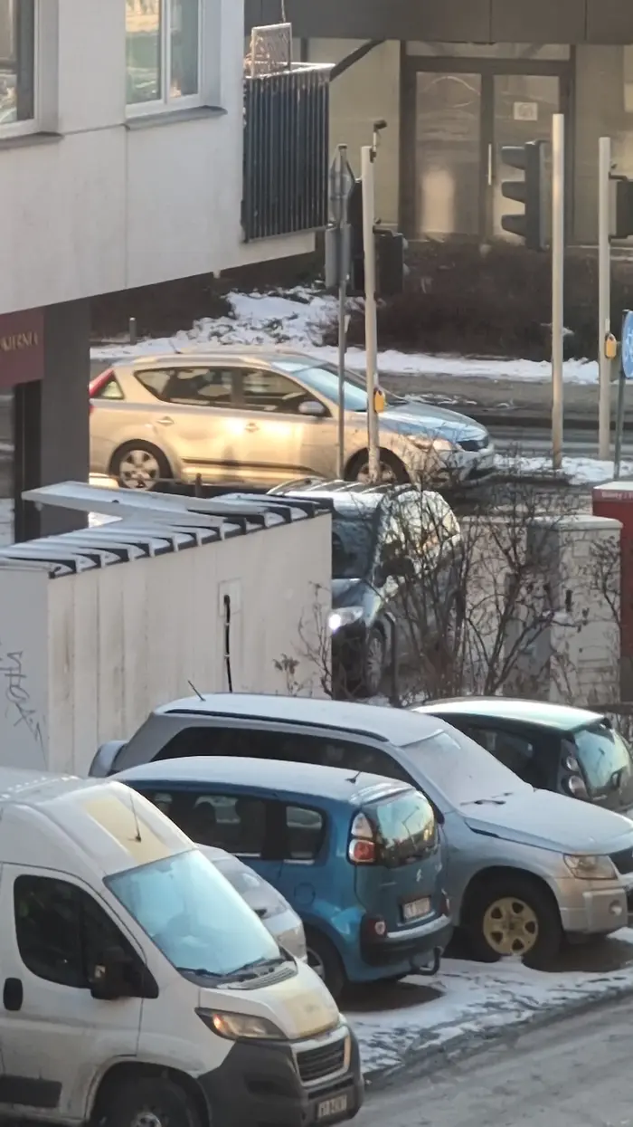 Pan wjechał po przejściu zaparkował na środku chodnika po paru minutach wyjechał, wszyscy go omijali, nikt nie wrócił uwagi...