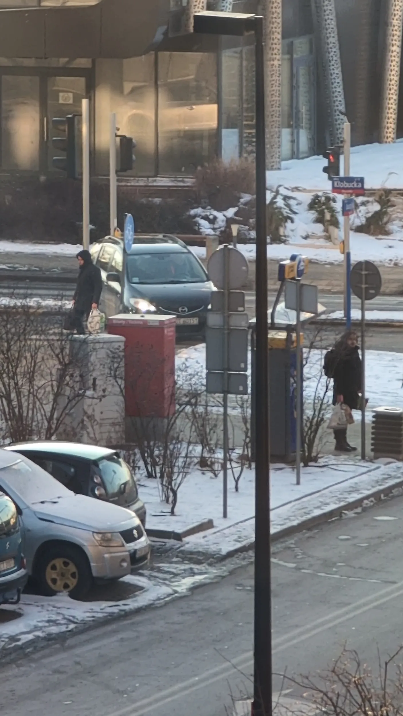 Pan wjechał po przejściu zaparkował na środku chodnika po paru minutach wyjechał, wszyscy go omijali, nikt nie wrócił uwagi...