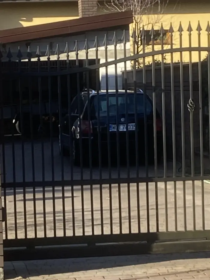 Krzyczy na kierowców którzy chcą zaparkować