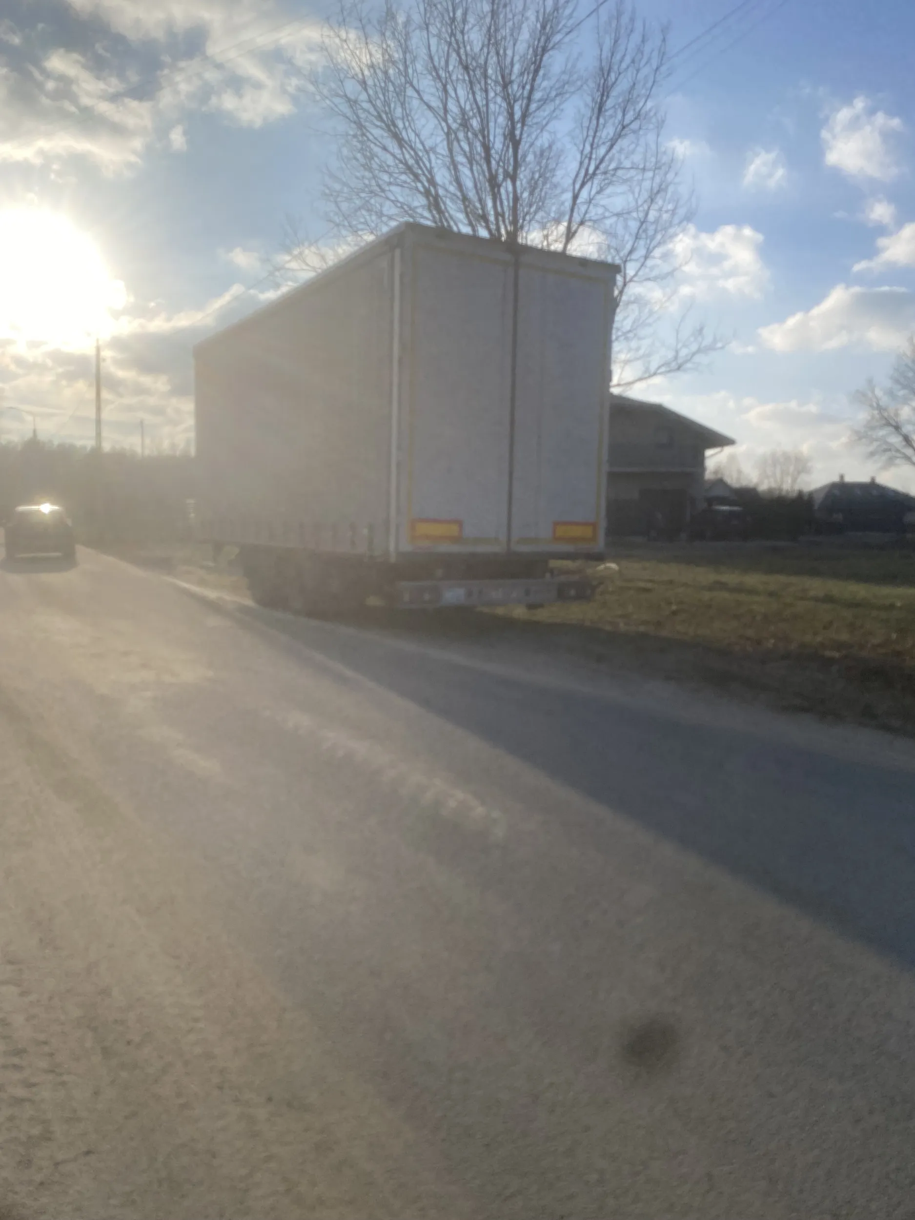 Naczepa ciężarowa postawiona na poboczu czy to normalne ?!