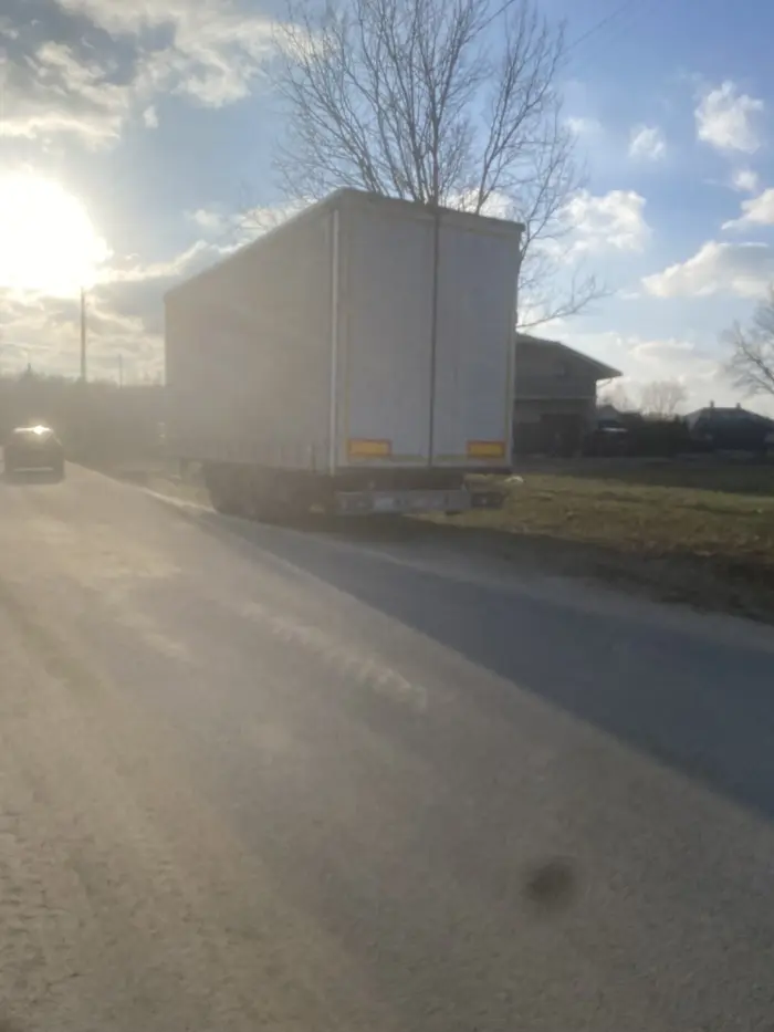 Naczepa ciężarowa postawiona na poboczu czy to normalne ?!