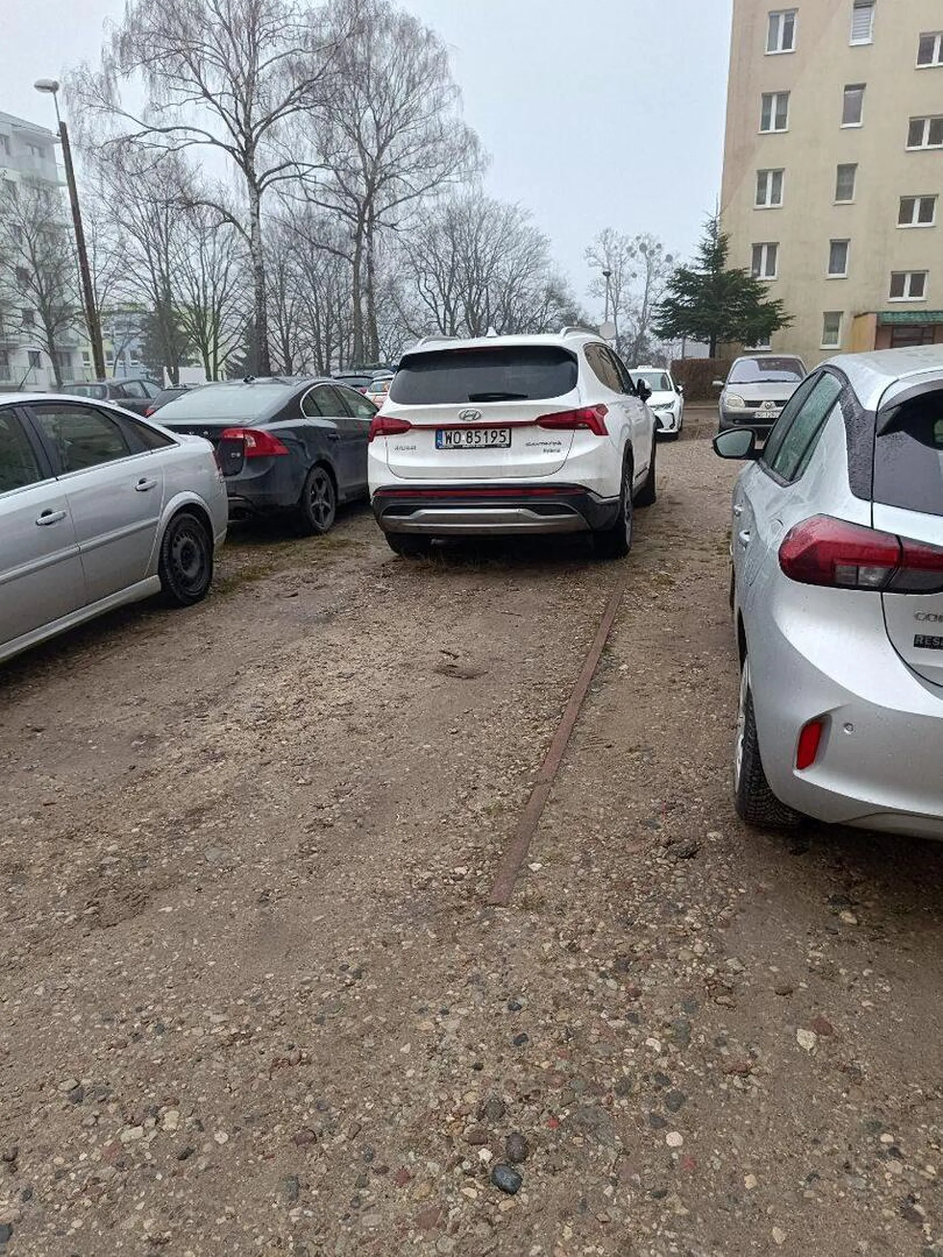 Nie pozdrawiam Pani która nie umie się złamać parkując auto i rysuje przy tym inne auto