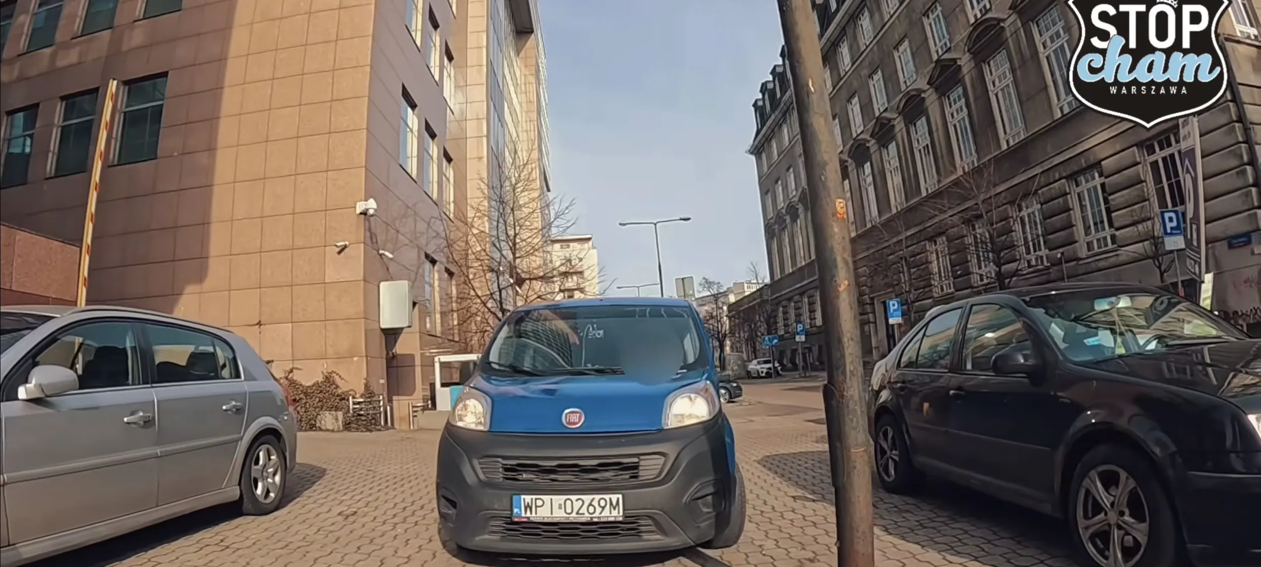 Gościu nie ma siły przejść 50m z marynarka w ręku wiec musi jak najbliżej zaparkować auto na chodniku. Może jakieś niepełnosprawny?