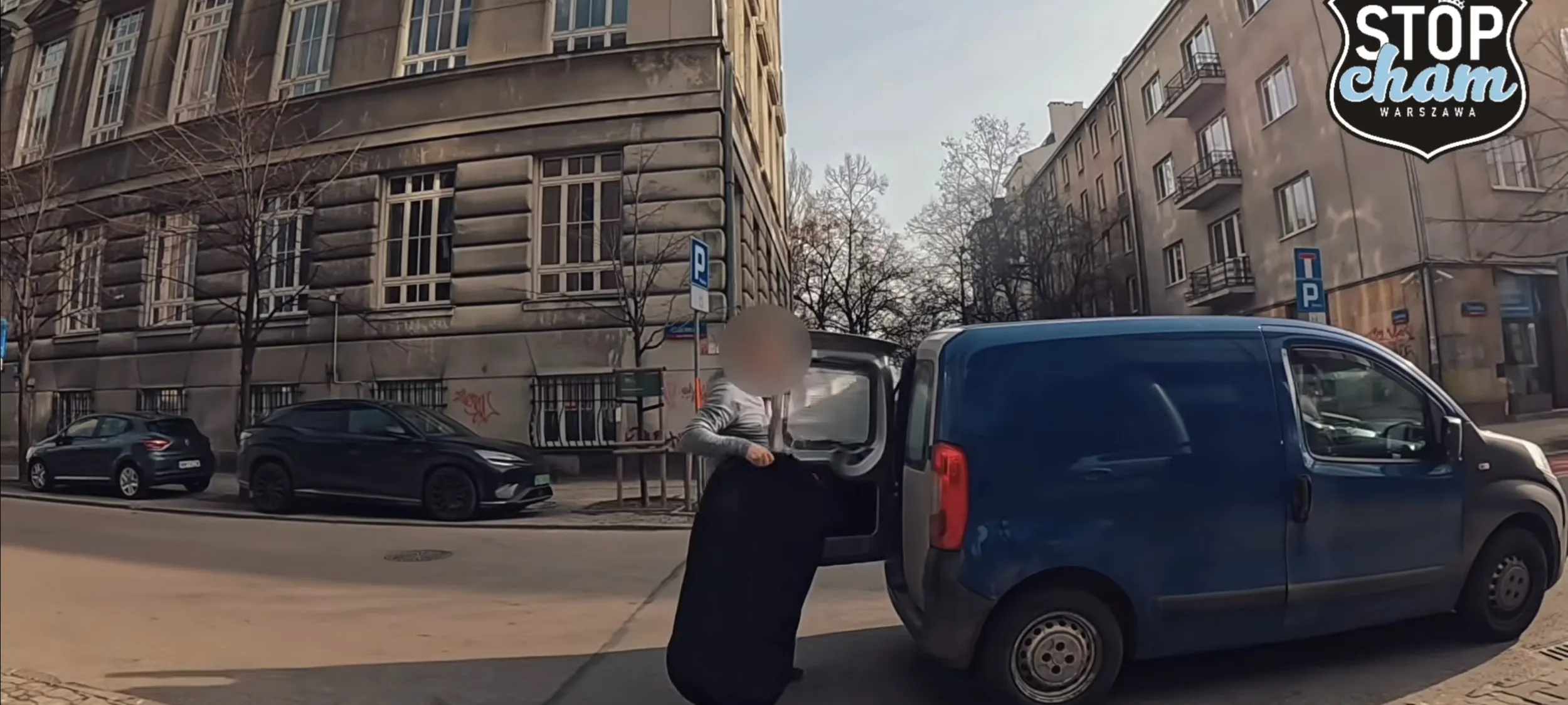Gościu nie ma siły przejść 50m z marynarka w ręku wiec musi jak najbliżej zaparkować auto na chodniku. Może jakieś niepełnosprawny?