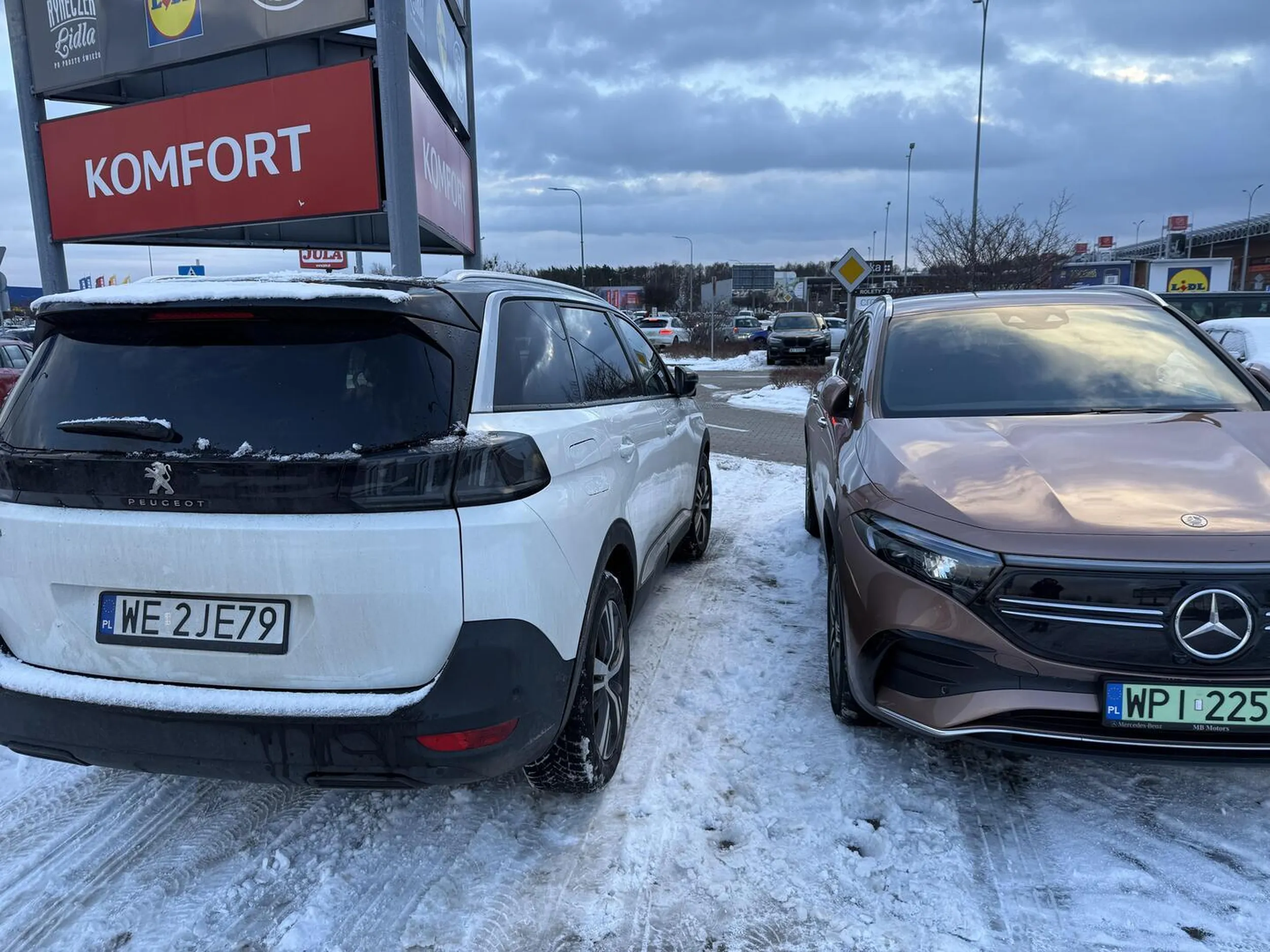 Naucz się kobieto parkować, bo chodnik to nie odpowiednie miejsce tym bardziej gdy obok są pasy