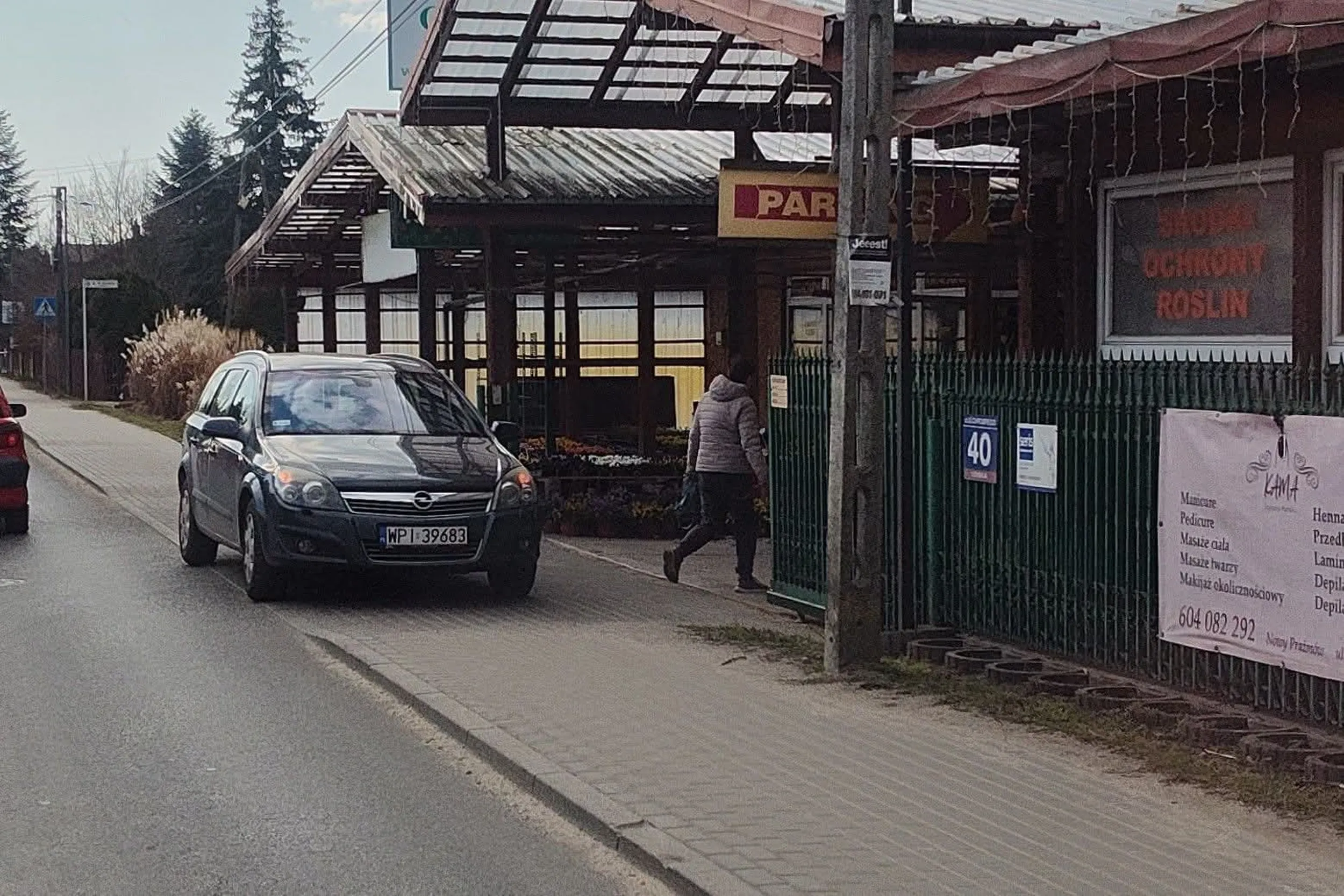 Parkowanie na chodniku, a obok parking ?