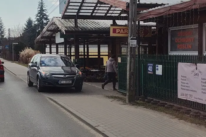 Parkowanie na chodniku, a obok parking ?