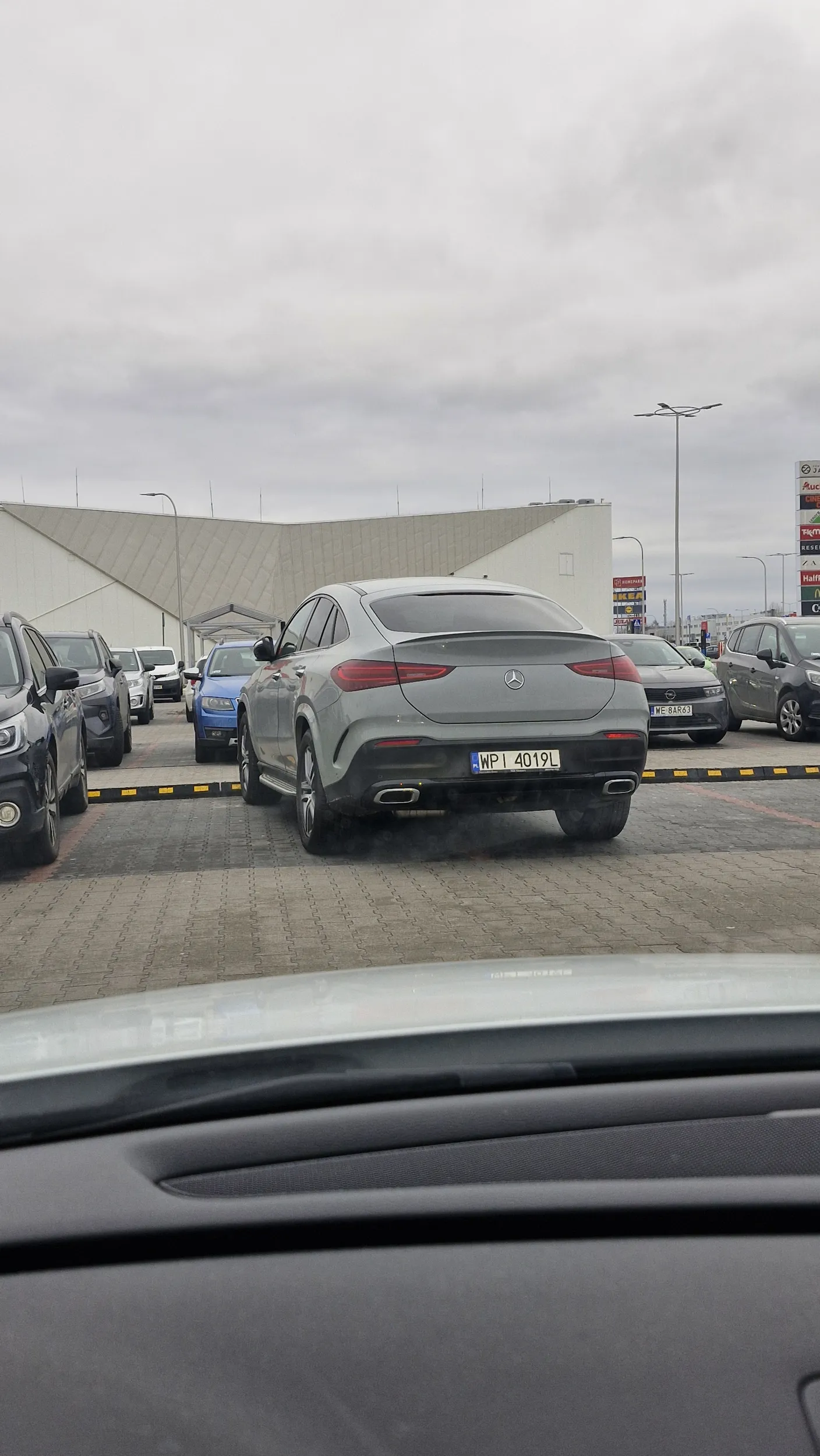 Kup sobie jakąś kolorowankę to może nauczysz się nie wyjeżdżać za linie.