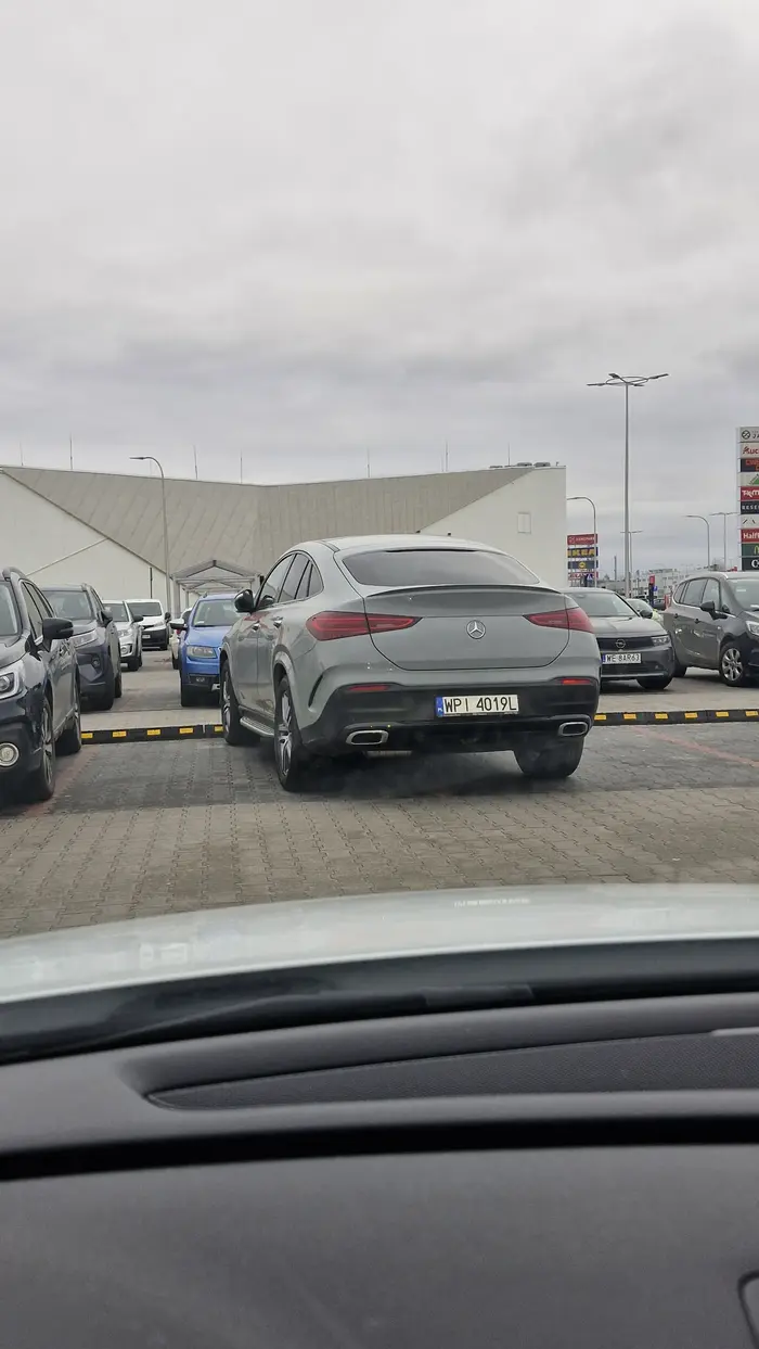 Kup sobie jakąś kolorowankę to może nauczysz się nie wyjeżdżać za linie.