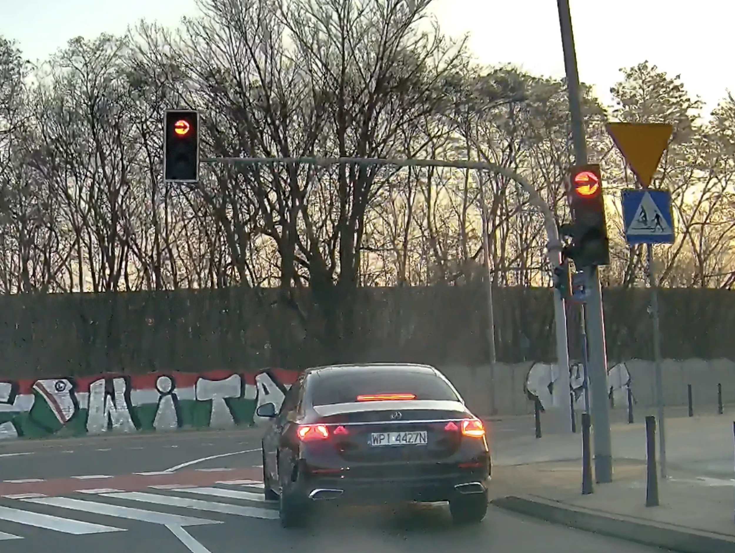 Pirat drogowy - prędkość go nie dotyczy, nie zatrzymuje się na czerwonym świetle. Sporo jeździ w okolicy Kijowskiej/Zabranieckiej/Matuszewskiej (zapewne tam gdzieś pracuje).