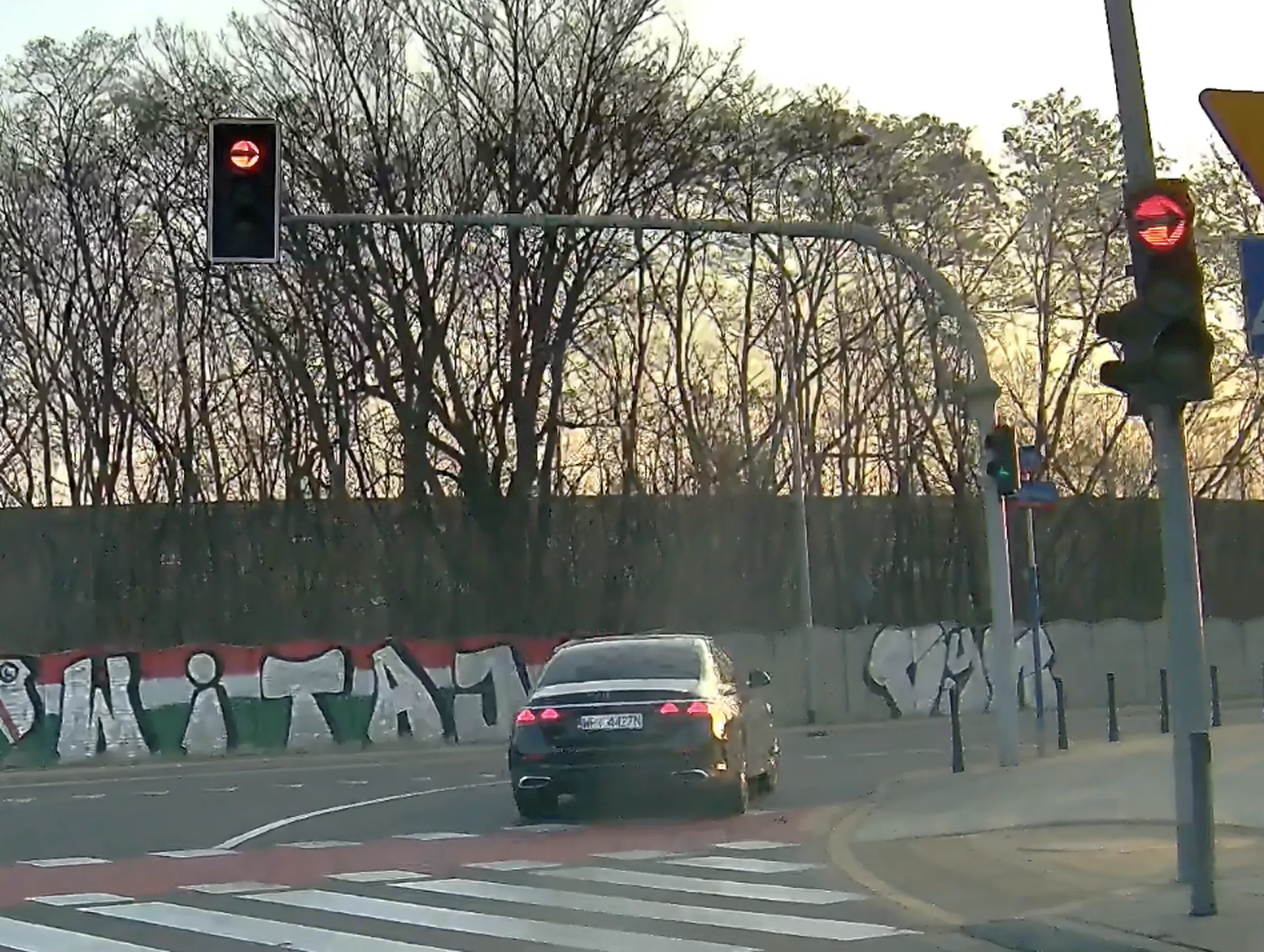 Pirat drogowy - prędkość go nie dotyczy, nie zatrzymuje się na czerwonym świetle. Sporo jeździ w okolicy Kijowskiej/Zabranieckiej/Matuszewskiej (zapewne tam gdzieś pracuje).