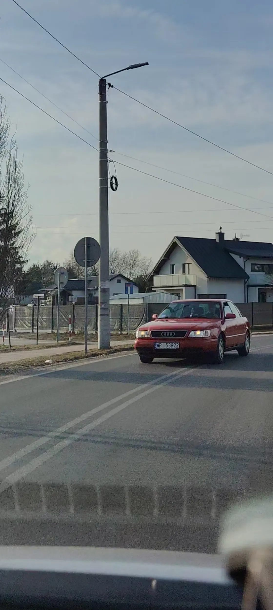 Ścina zakręty jadąc z naprzeciwka prosto na czołówkę ?