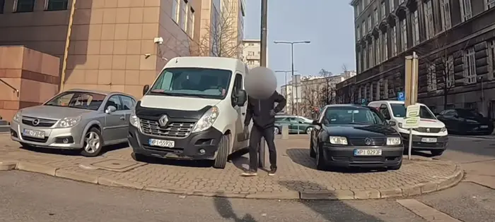 Bardzo ładnie parkuje na środku chodnika w Warszawie.