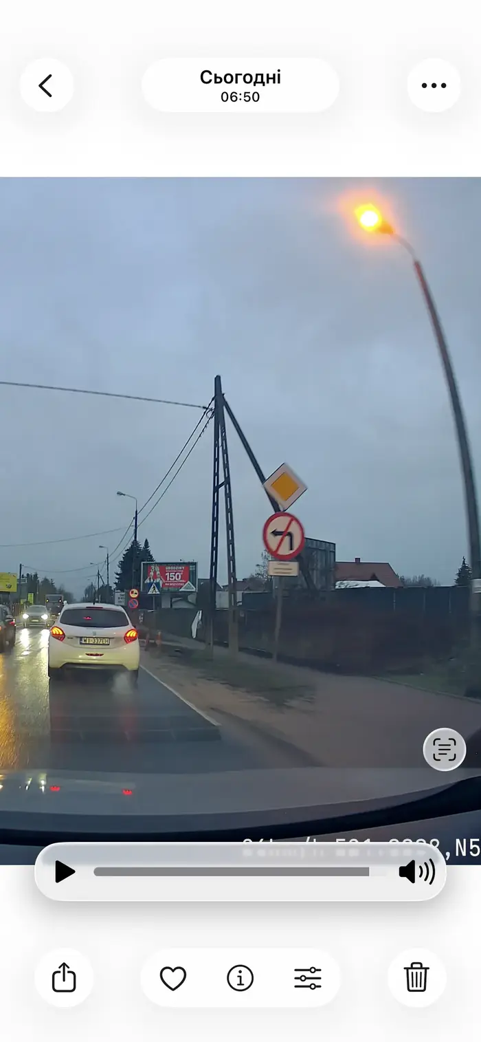 Podczas porannej drogi do pracy kierujący Audi mrugnął mi światłami pokazując w ten sposób bym jechał , gdy ruszyłem kierowca Audi otworzył okno w swoim aucie i zaczął mnie wyzywać ze nie można w tym miejscu skręcać w lewo , znak pokazuje ze zakaz skręcania w lewo obowiązuje jedynie dla samochodów ciężarowych podczas gdy ja poruszałem się autem osobowym