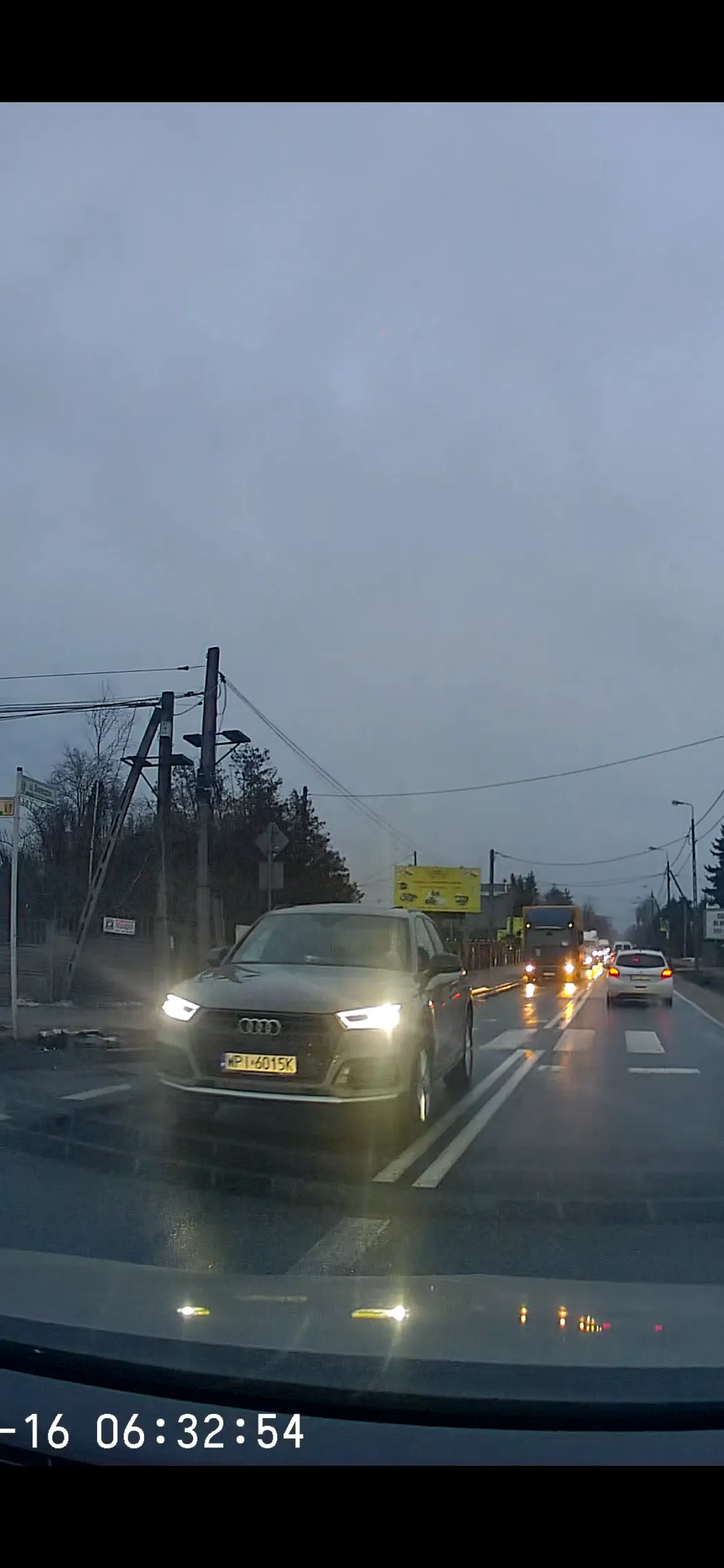 Podczas porannej drogi do pracy kierujący Audi mrugnął mi światłami pokazując w ten sposób bym jechał , gdy ruszyłem kierowca Audi otworzył okno w swoim aucie i zaczął mnie wyzywać ze nie można w tym miejscu skręcać w lewo , znak pokazuje ze zakaz skręcania w lewo obowiązuje jedynie dla samochodów ciężarowych podczas gdy ja poruszałem się autem osobowym