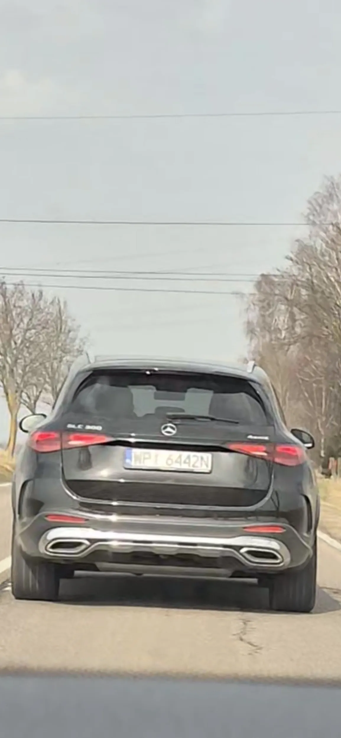 Dk57 Prowadzący w mercedesie bardzo ładnie wymusza pierwszeństwo. Brak mu chyba rozumu, że wyjeżdża w ostatniej chwili ze zjadu w terenie niezabudowanym. Lepiej byc ostrożnym widząc ten pojazd