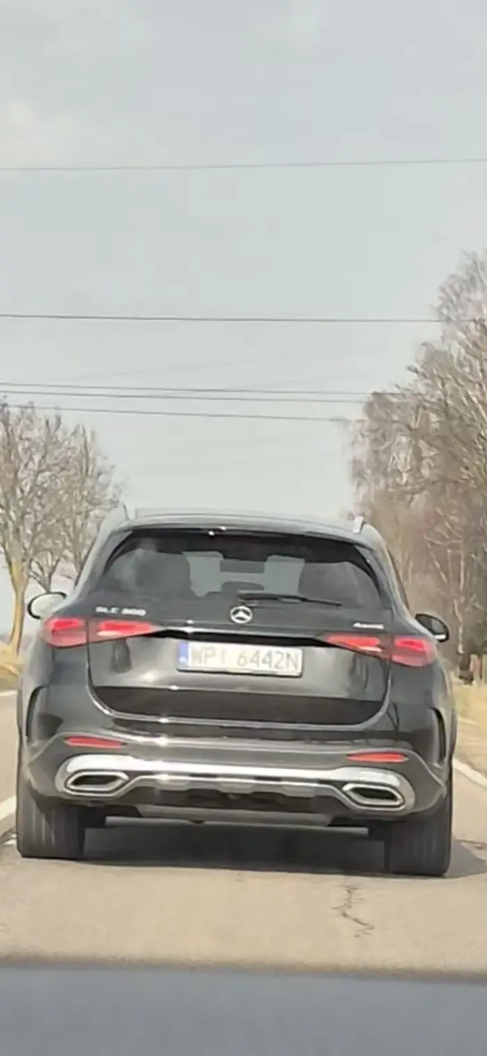 Dk57 Prowadzący w mercedesie bardzo ładnie wymusza pierwszeństwo. Brak mu chyba rozumu, że wyjeżdża w ostatniej chwili ze zjadu w terenie niezabudowanym. Lepiej byc ostrożnym widząc ten pojazd