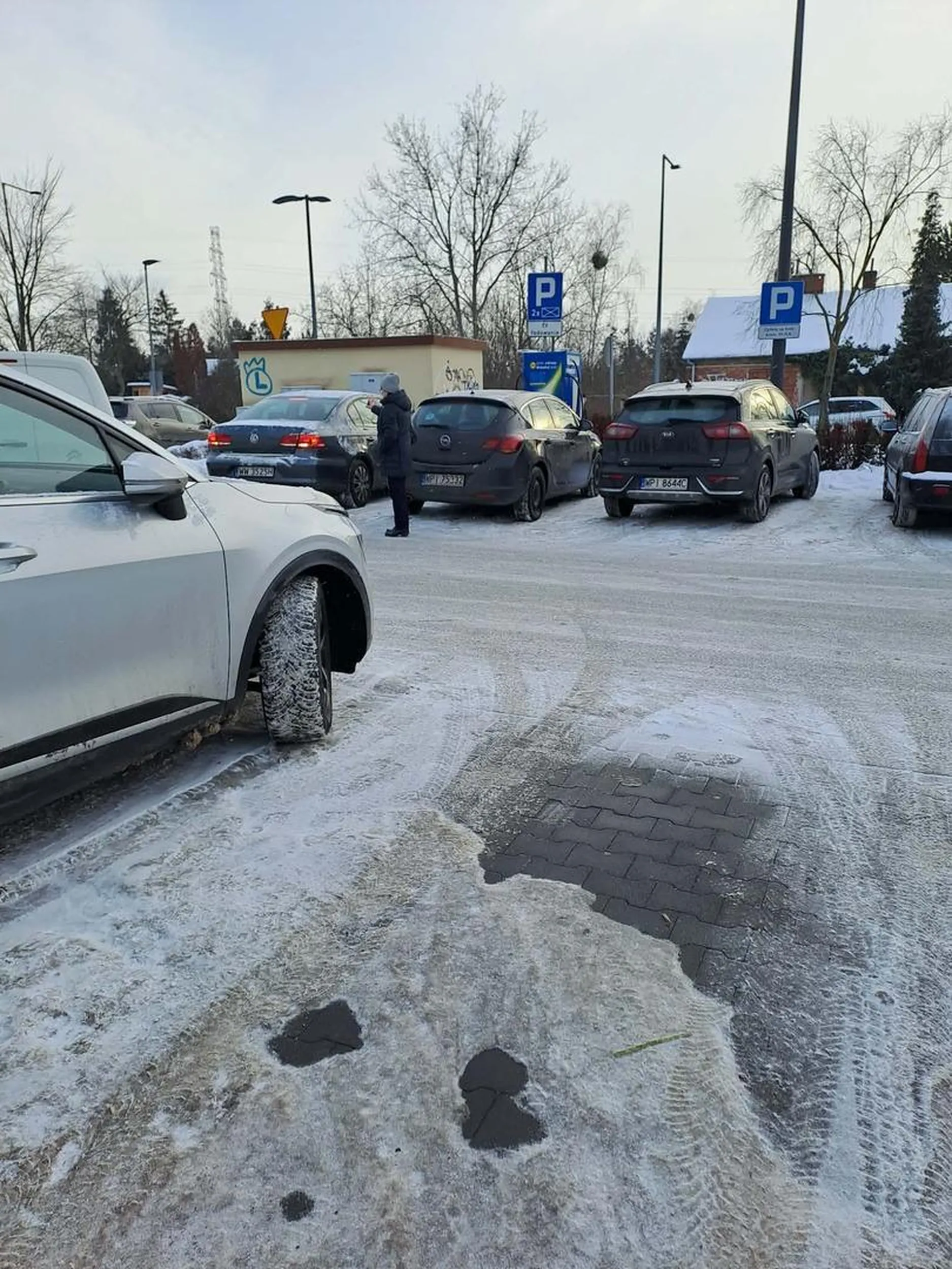 Parkuje na miejscach do ładowania, wstyd dla całej rodziny i wszystkich ziemian w obliczu kosmosu, Marsjanie są zażenowani