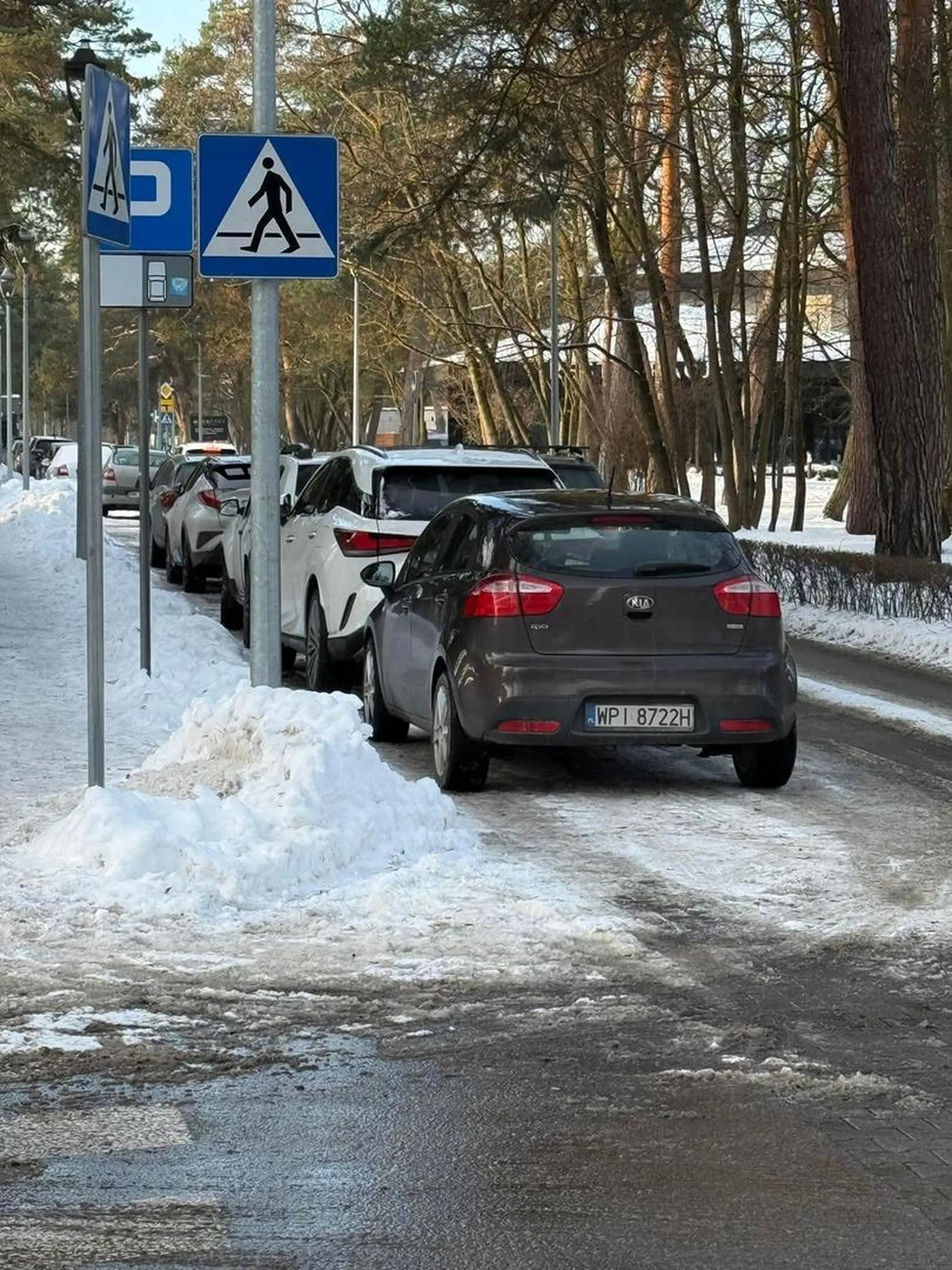 Parkuje na przejściu dla pieszych.