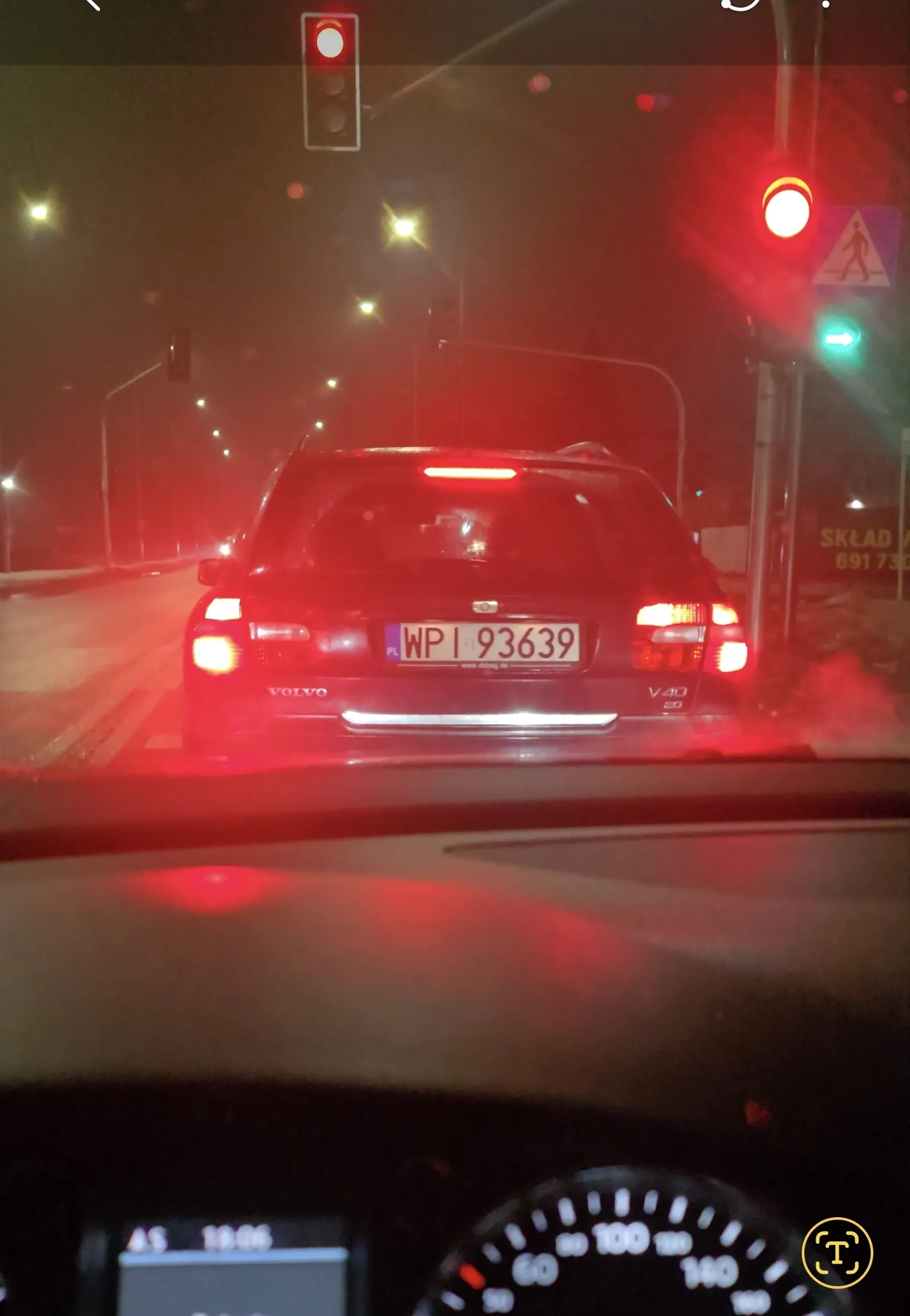 Gość specjalnie nie daje się włączyć do ruchu. Chyba szuka kolizji na siłę, żeby naciągnąć na naprawę.