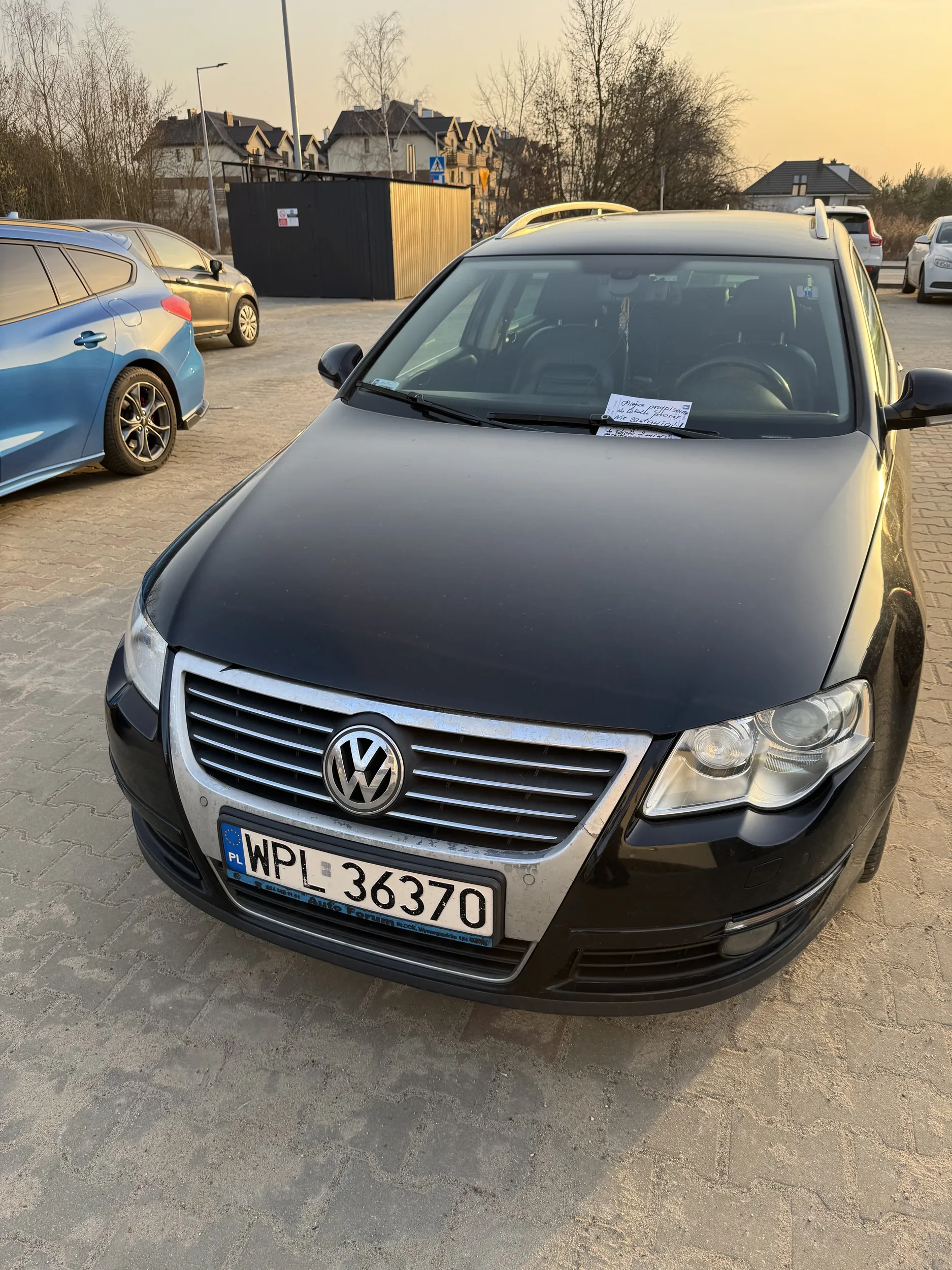 Naucz się parkować! Osoba kierująca autem zajęła dwa miejsca parkingowe - każde z miejsc dobrze oznakowane, przypisane do właściciela… Człowiek wraca zmęczony po pracy i nie może zaparkować…