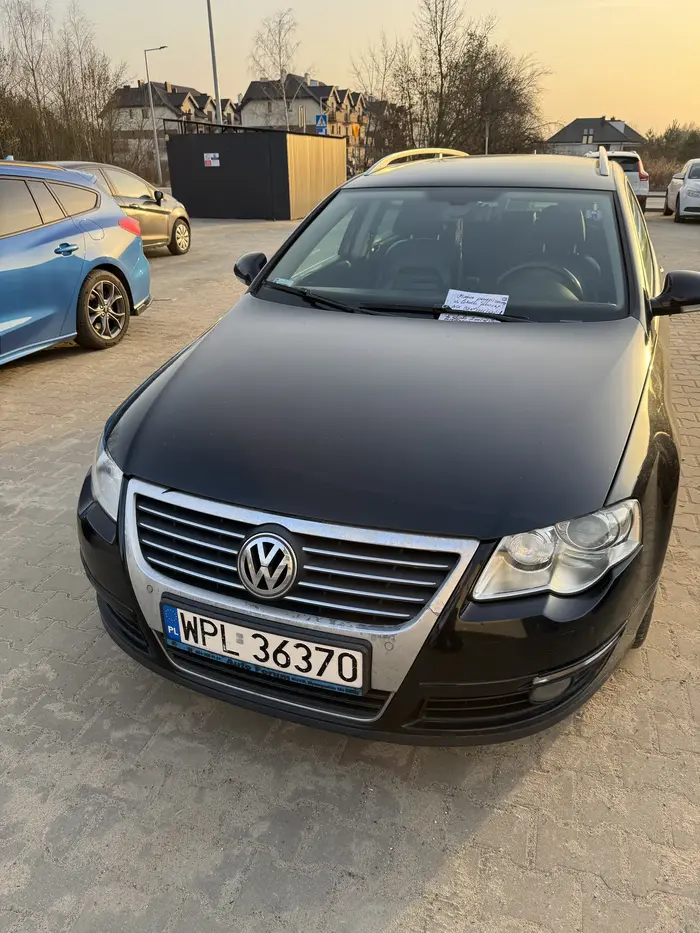 Naucz się parkować! Osoba kierująca autem zajęła dwa miejsca parkingowe - każde z miejsc dobrze oznakowane, przypisane do właściciela… Człowiek wraca zmęczony po pracy i nie może zaparkować…