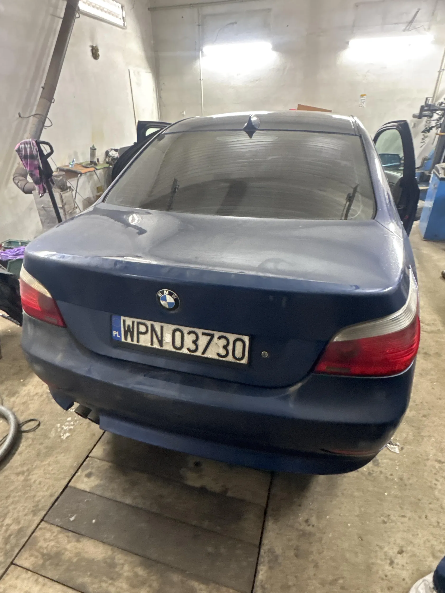 Kolega o imieniu Rafał jeździ BMW uważa się za niewiadomo kogo myśli że jest najlepszym kierowcą BMW a wcale tak nie jest bo nie ma 3.0 w dieslu a jakieś wieśniackie 2.5 w gazie i porobiło go e91 na powrocie z Warszawy